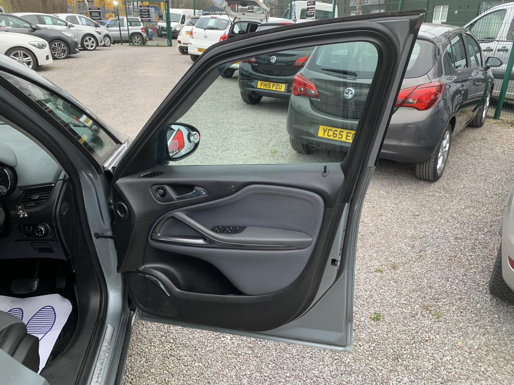 Vauxhall Zafira Tourer 2.0 CDTi SE MPV 5dr Diesel Auto Euro 5 (165 ps)