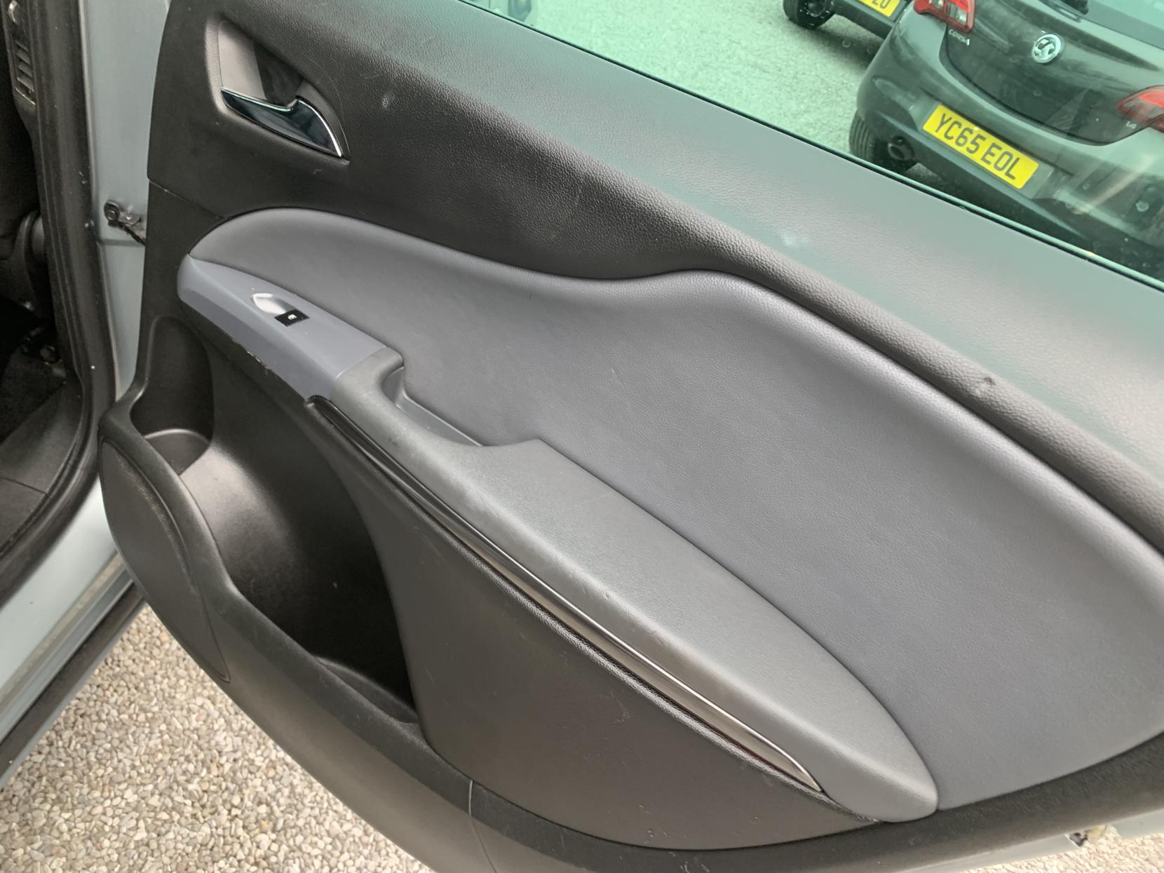 Vauxhall Zafira Tourer 2.0 CDTi SE MPV 5dr Diesel Auto Euro 5 (165 ps)