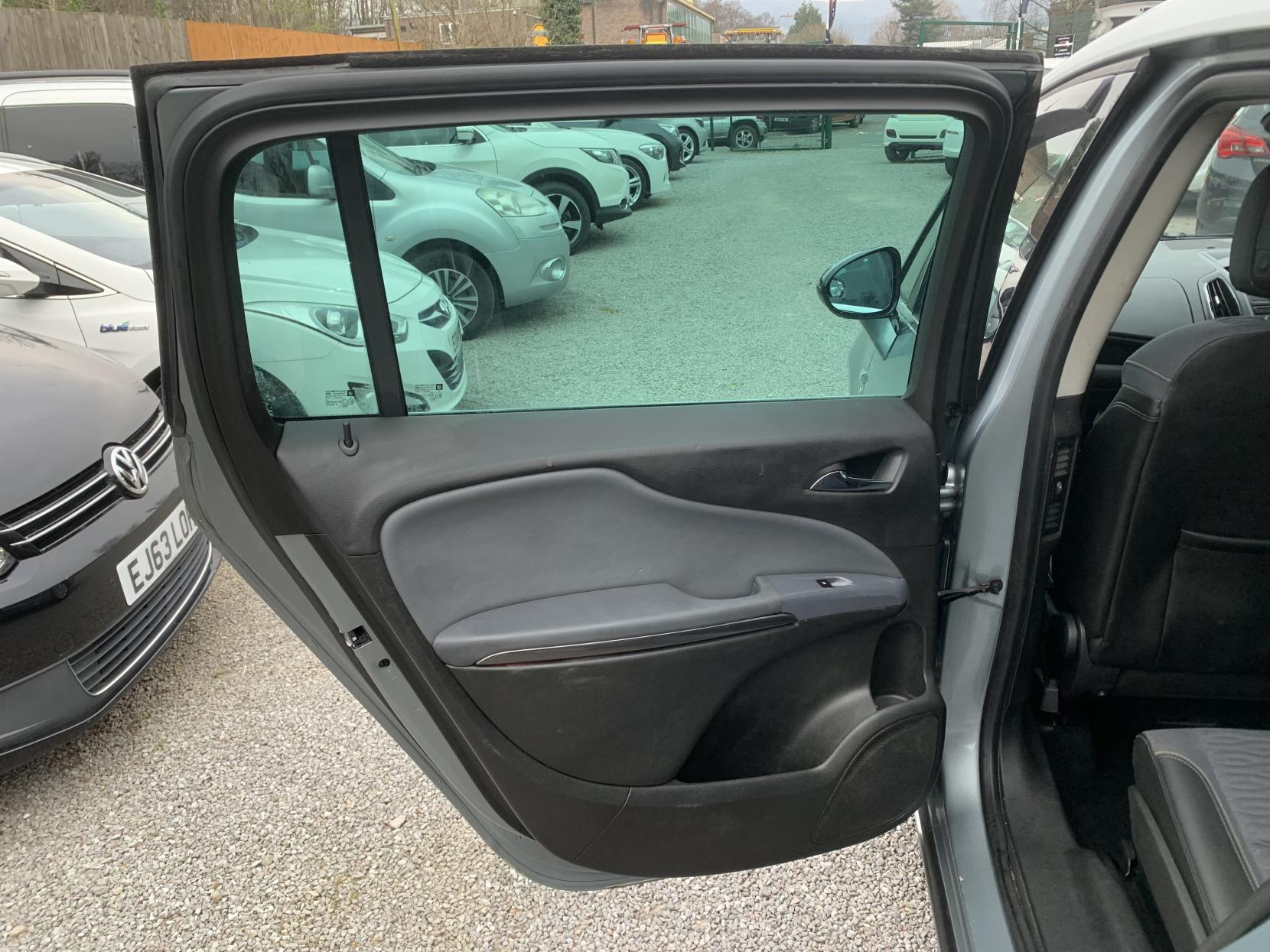 Vauxhall Zafira Tourer 2.0 CDTi SE MPV 5dr Diesel Auto Euro 5 (165 ps)