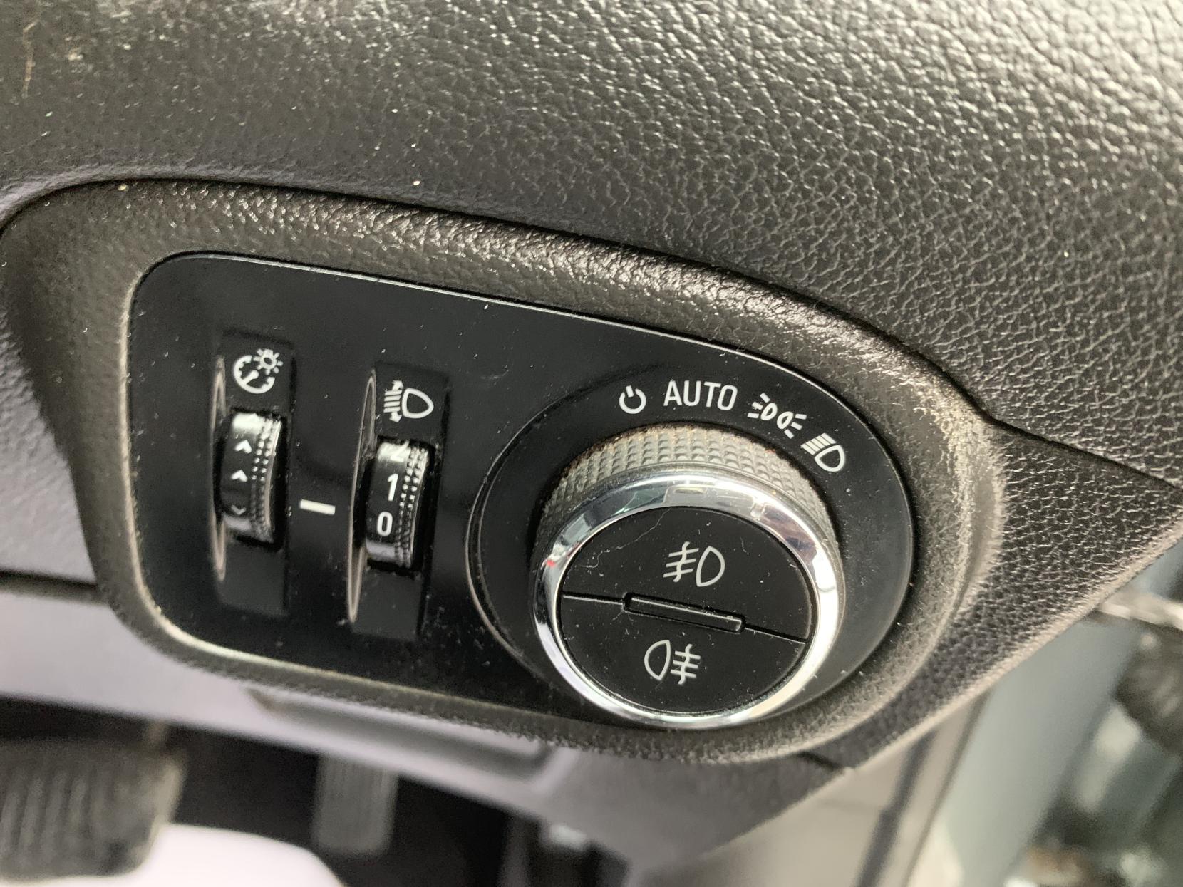 Vauxhall Zafira Tourer 2.0 CDTi SE MPV 5dr Diesel Auto Euro 5 (165 ps)