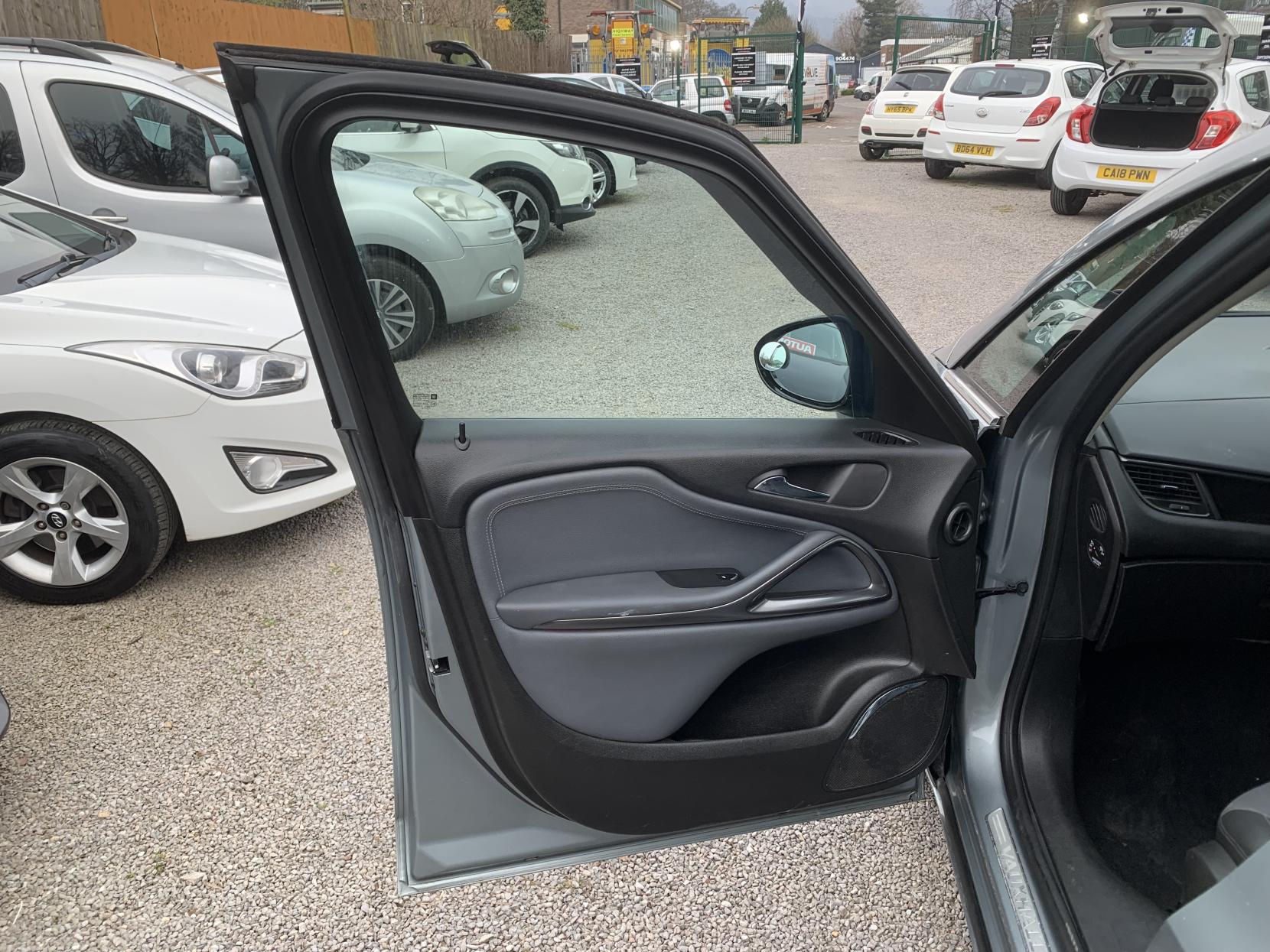 Vauxhall Zafira Tourer 2.0 CDTi SE MPV 5dr Diesel Auto Euro 5 (165 ps)