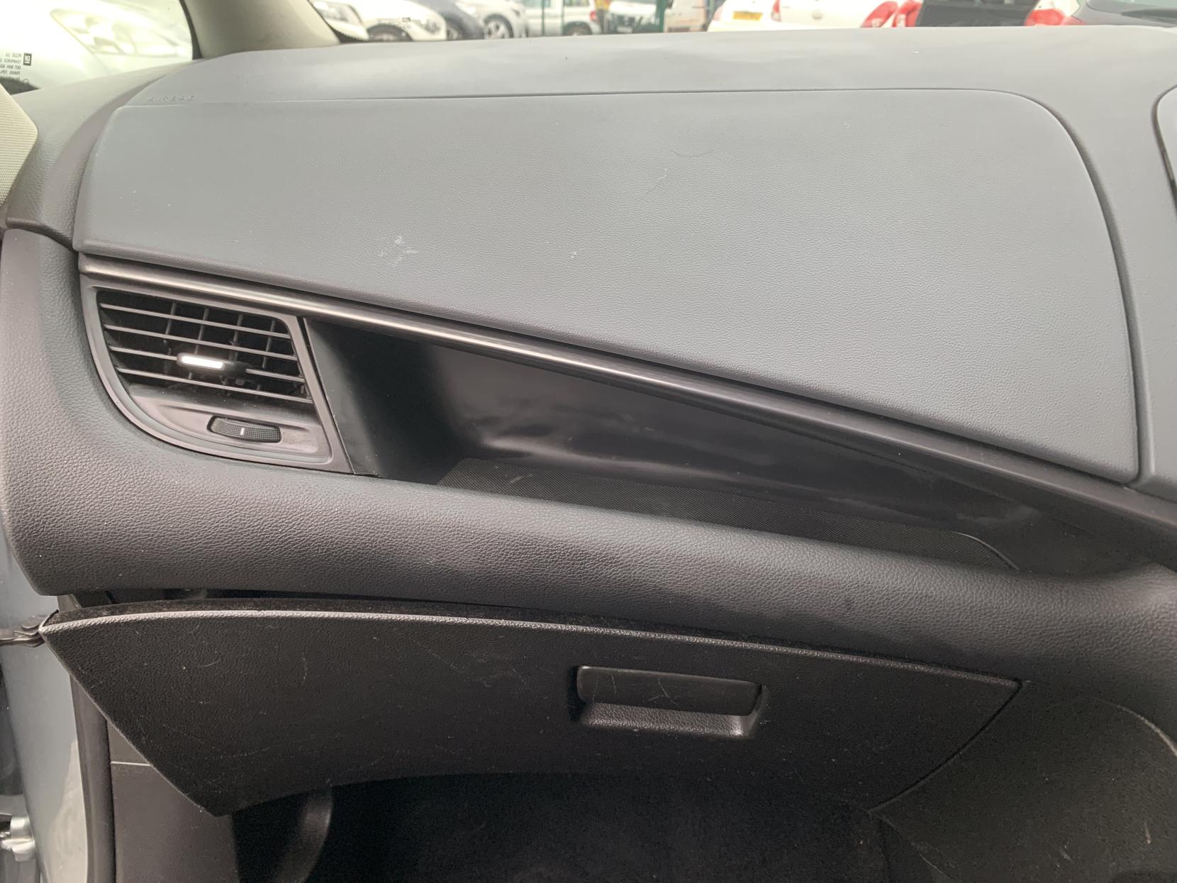 Vauxhall Zafira Tourer 2.0 CDTi SE MPV 5dr Diesel Auto Euro 5 (165 ps)