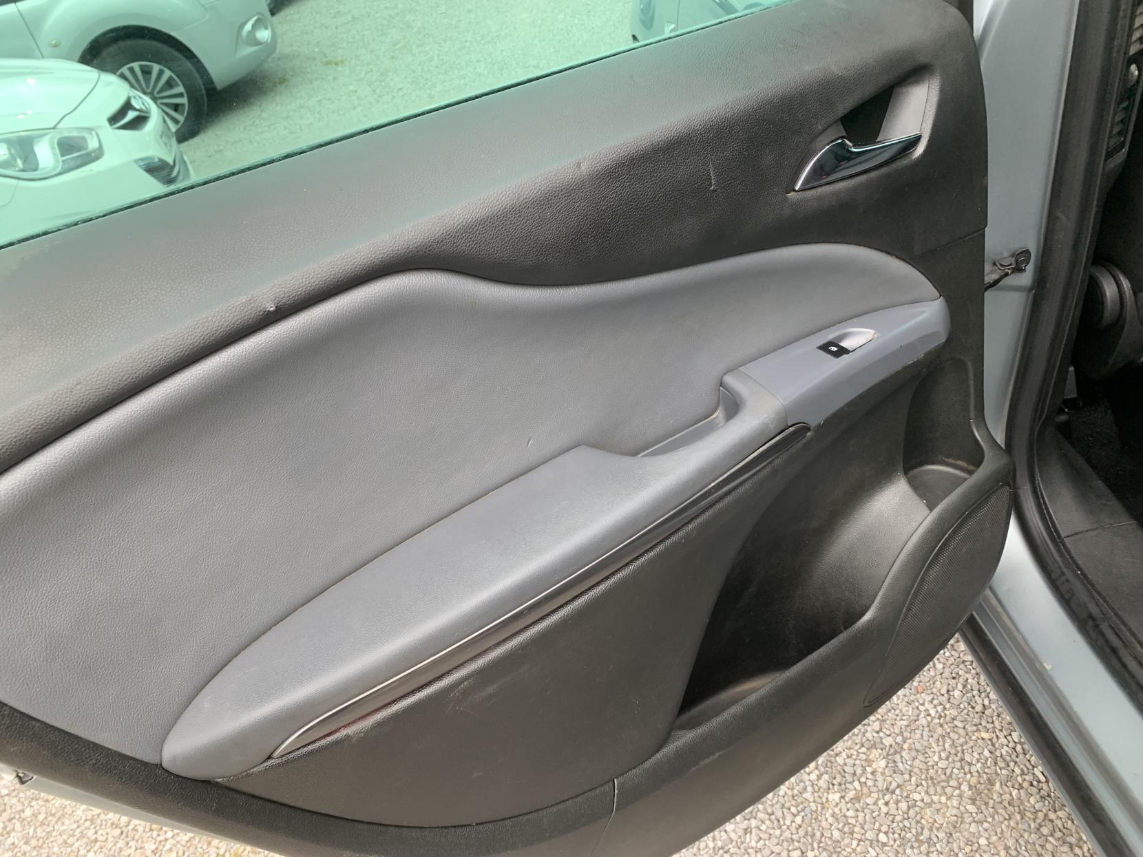 Vauxhall Zafira Tourer 2.0 CDTi SE MPV 5dr Diesel Auto Euro 5 (165 ps)