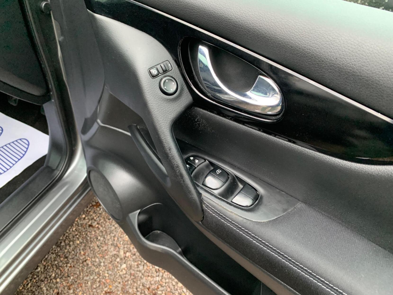 Nissan Qashqai 1.2 DIG-T N-Connecta 2WD Euro 6 (s/s) 5dr