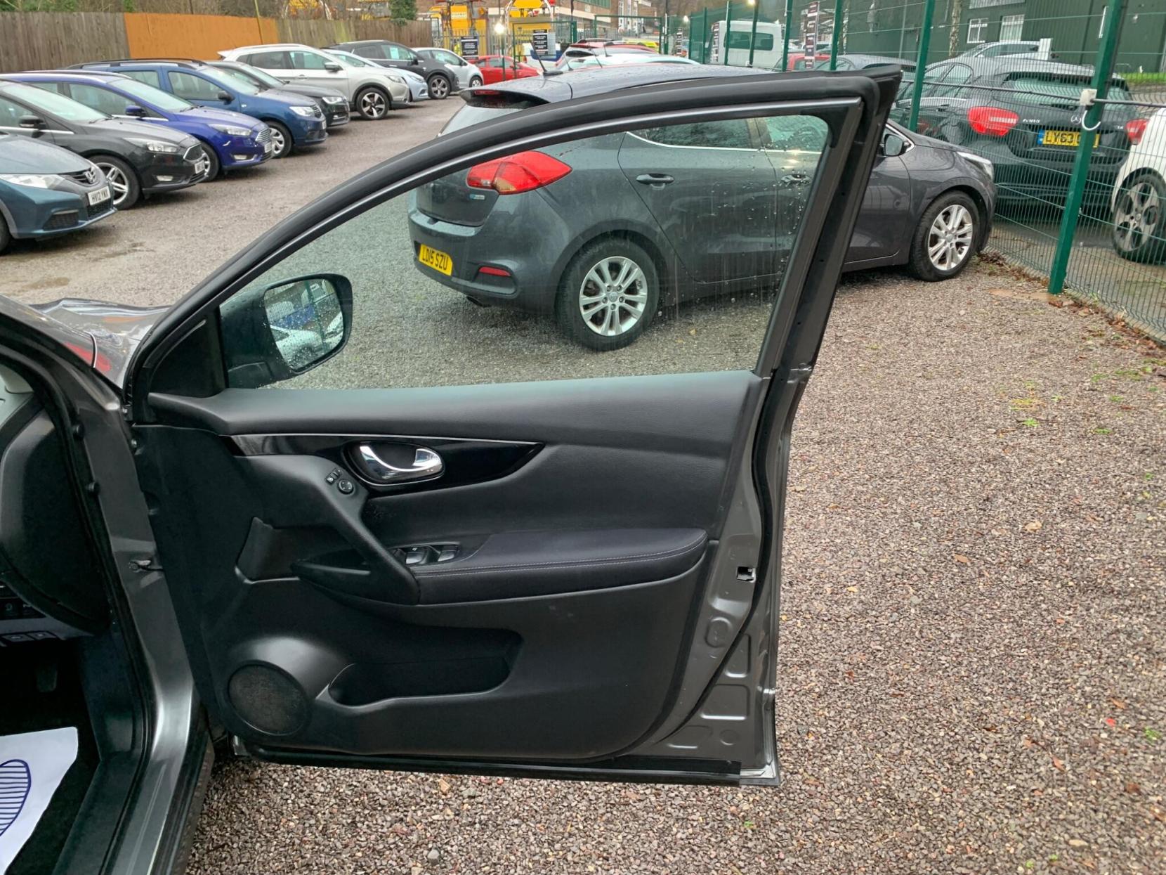 Nissan Qashqai 1.2 DIG-T N-Connecta 2WD Euro 6 (s/s) 5dr