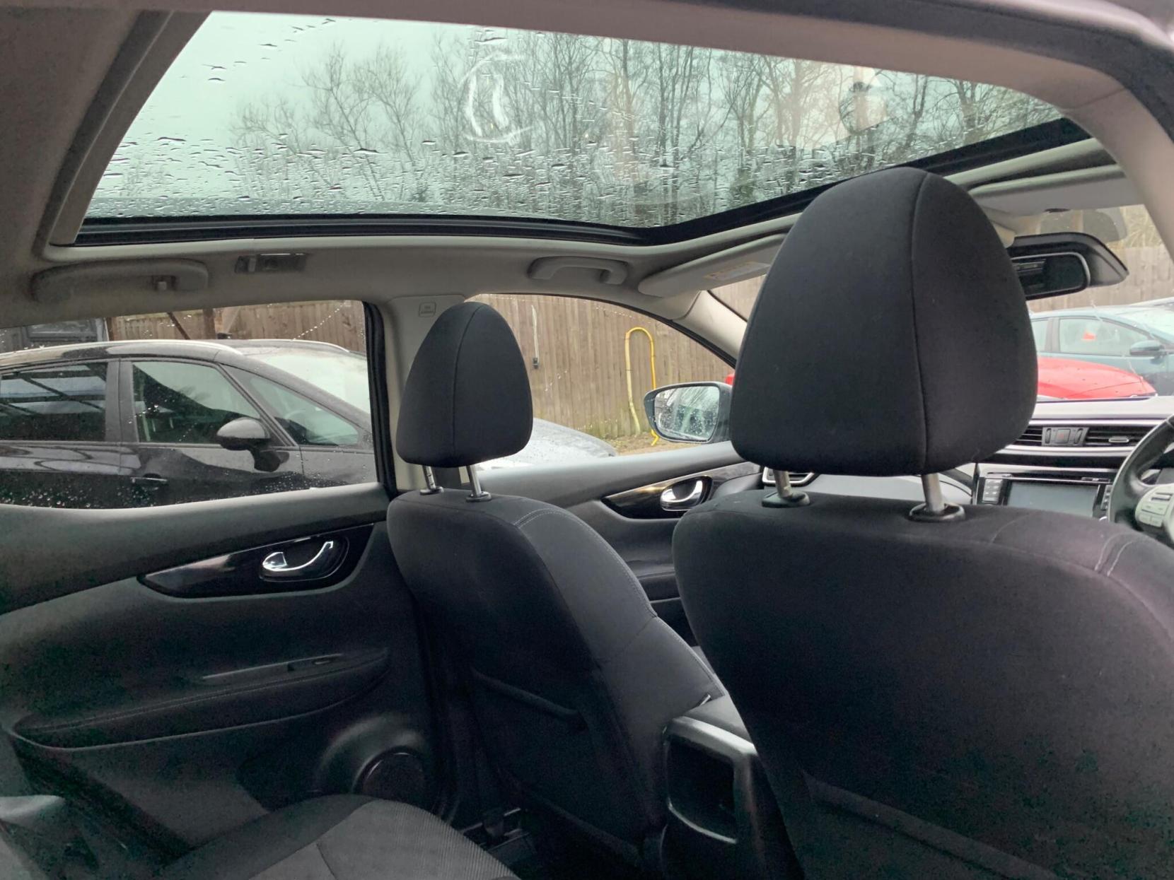 Nissan Qashqai 1.2 DIG-T N-Connecta 2WD Euro 6 (s/s) 5dr