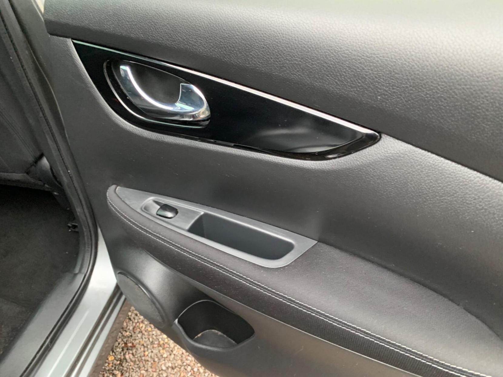 Nissan Qashqai 1.2 DIG-T N-Connecta 2WD Euro 6 (s/s) 5dr