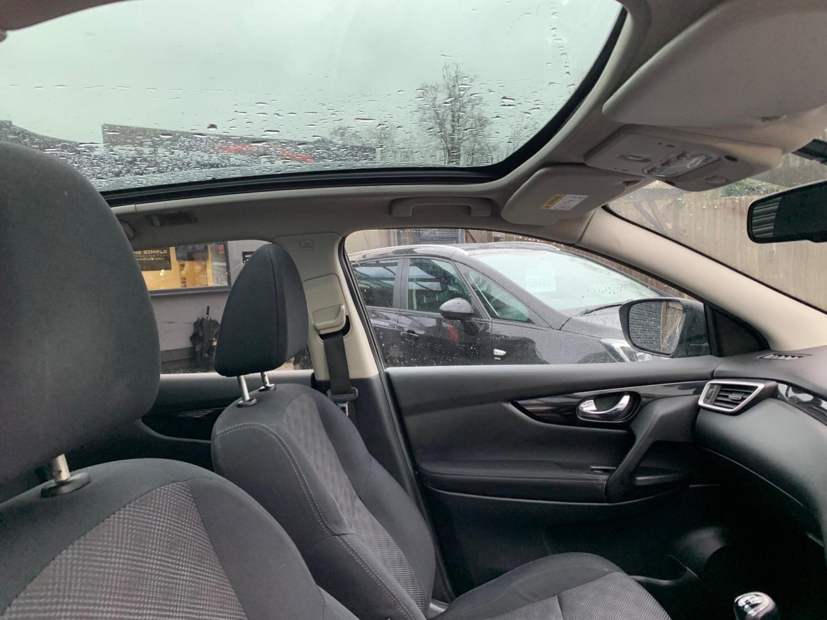 Nissan Qashqai 1.2 DIG-T N-Connecta 2WD Euro 6 (s/s) 5dr