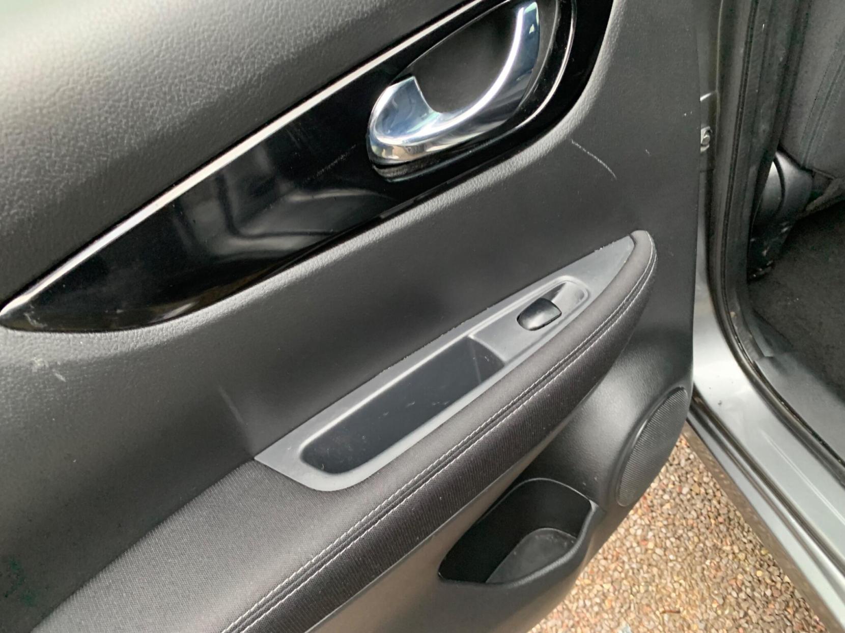 Nissan Qashqai 1.2 DIG-T N-Connecta 2WD Euro 6 (s/s) 5dr