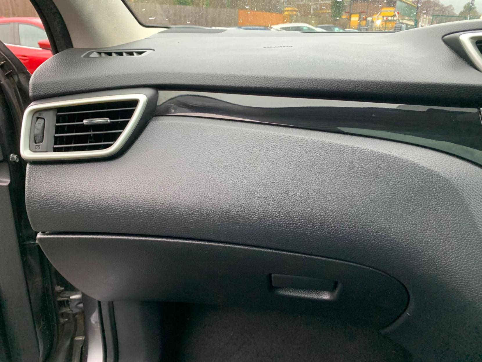 Nissan Qashqai 1.2 DIG-T N-Connecta 2WD Euro 6 (s/s) 5dr