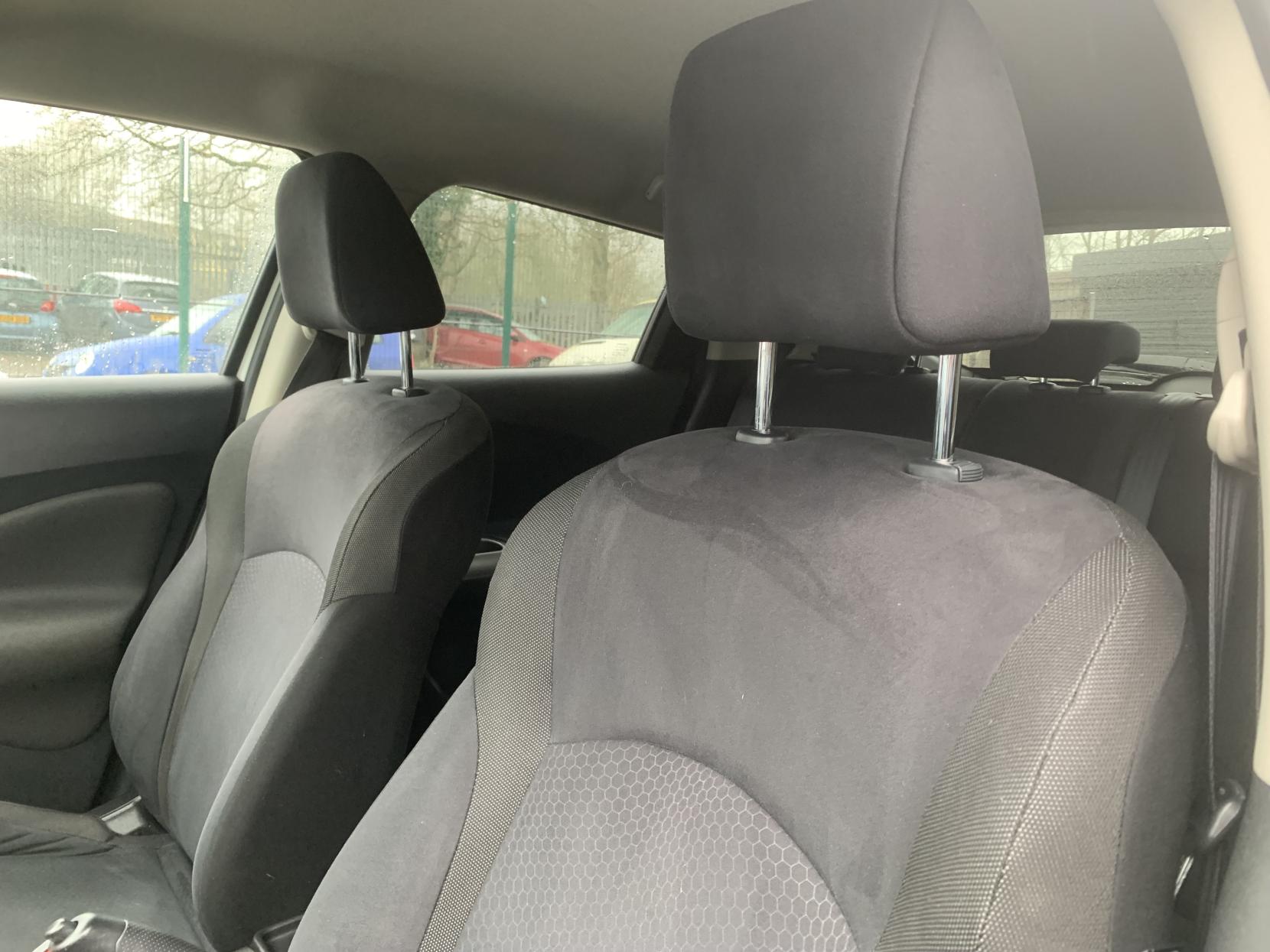 Nissan Juke 1.6 Acenta SUV 5dr Petrol Manual Euro 5 (s/s) (117 ps)