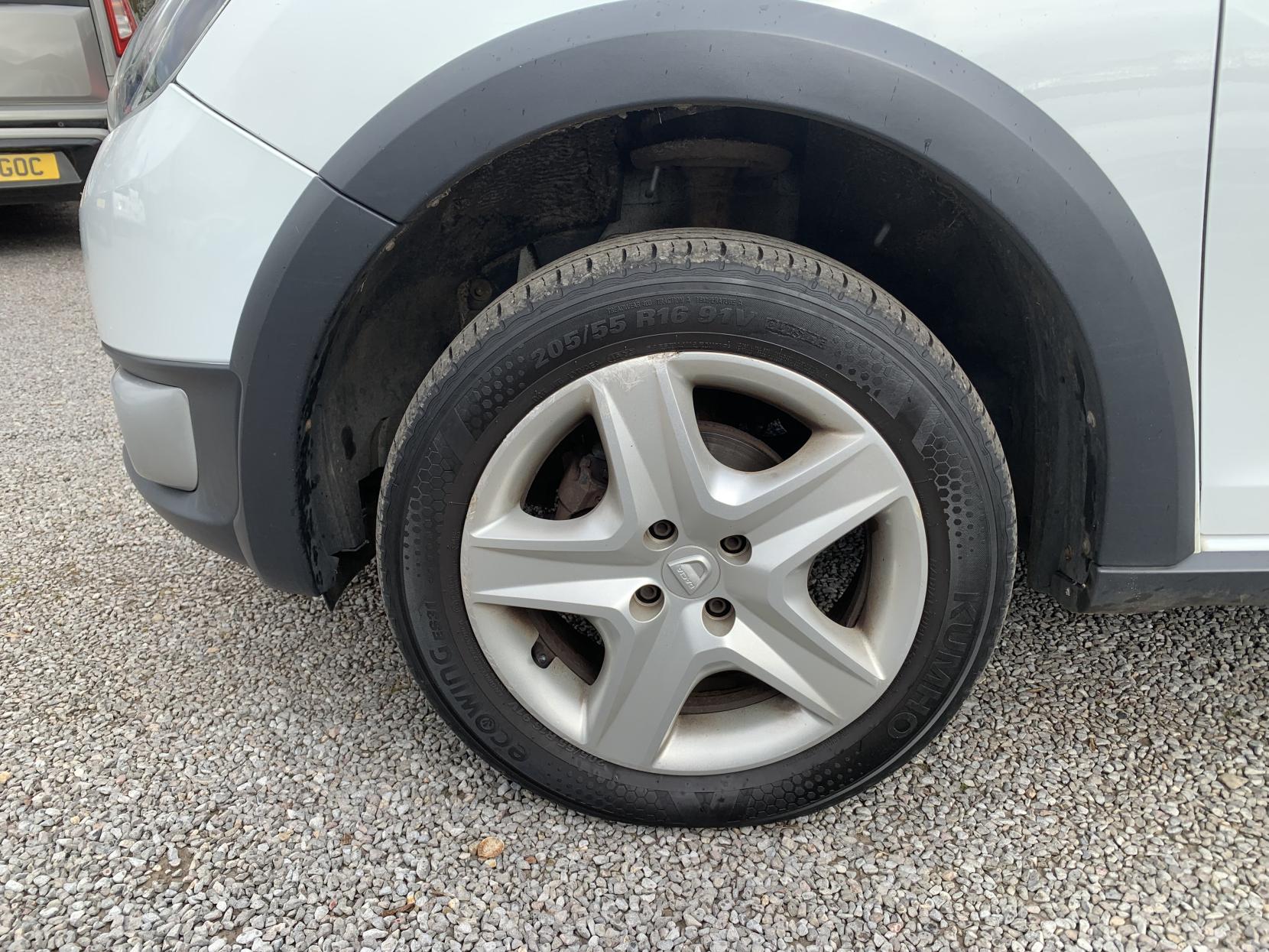 Dacia Sandero Stepway 0.9 TCe Laureate Hatchback 5dr Petrol Manual Euro 5 (90 ps)