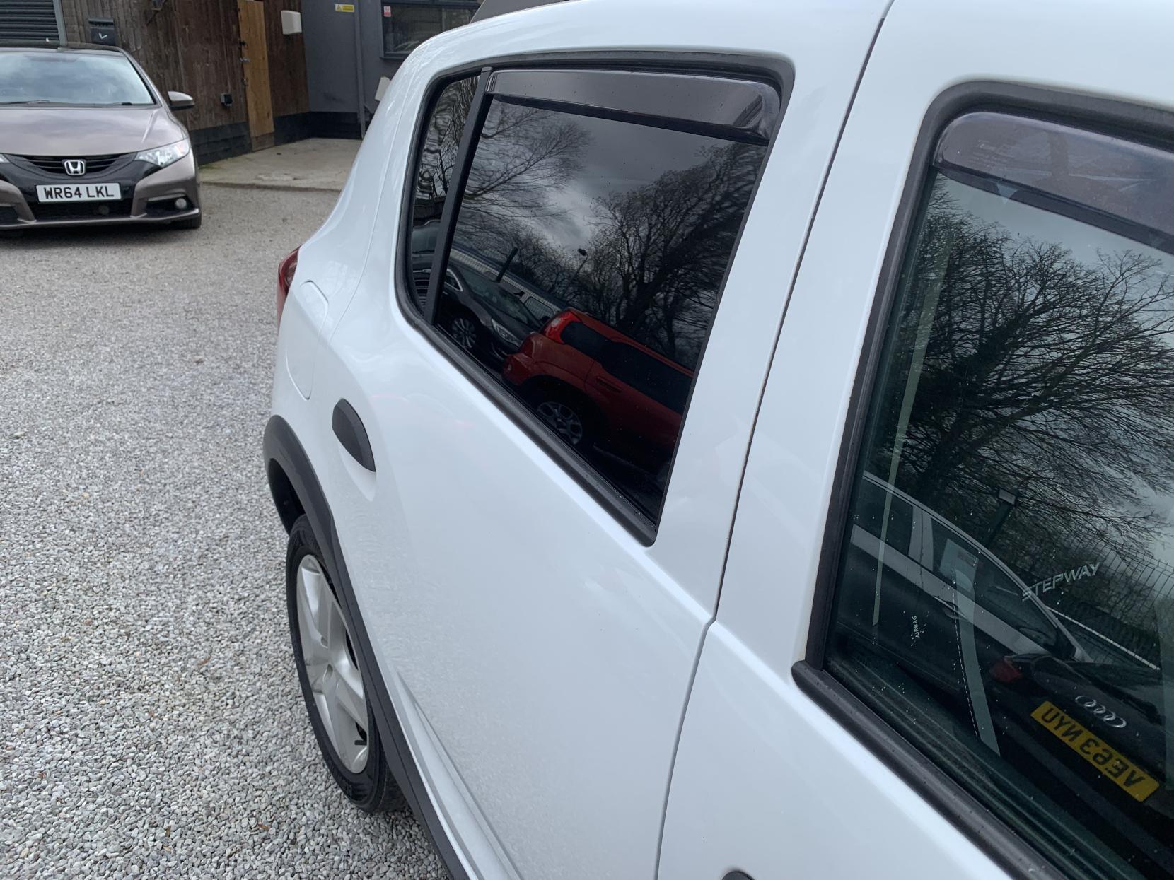 Dacia Sandero Stepway 0.9 TCe Laureate Hatchback 5dr Petrol Manual Euro 5 (90 ps)