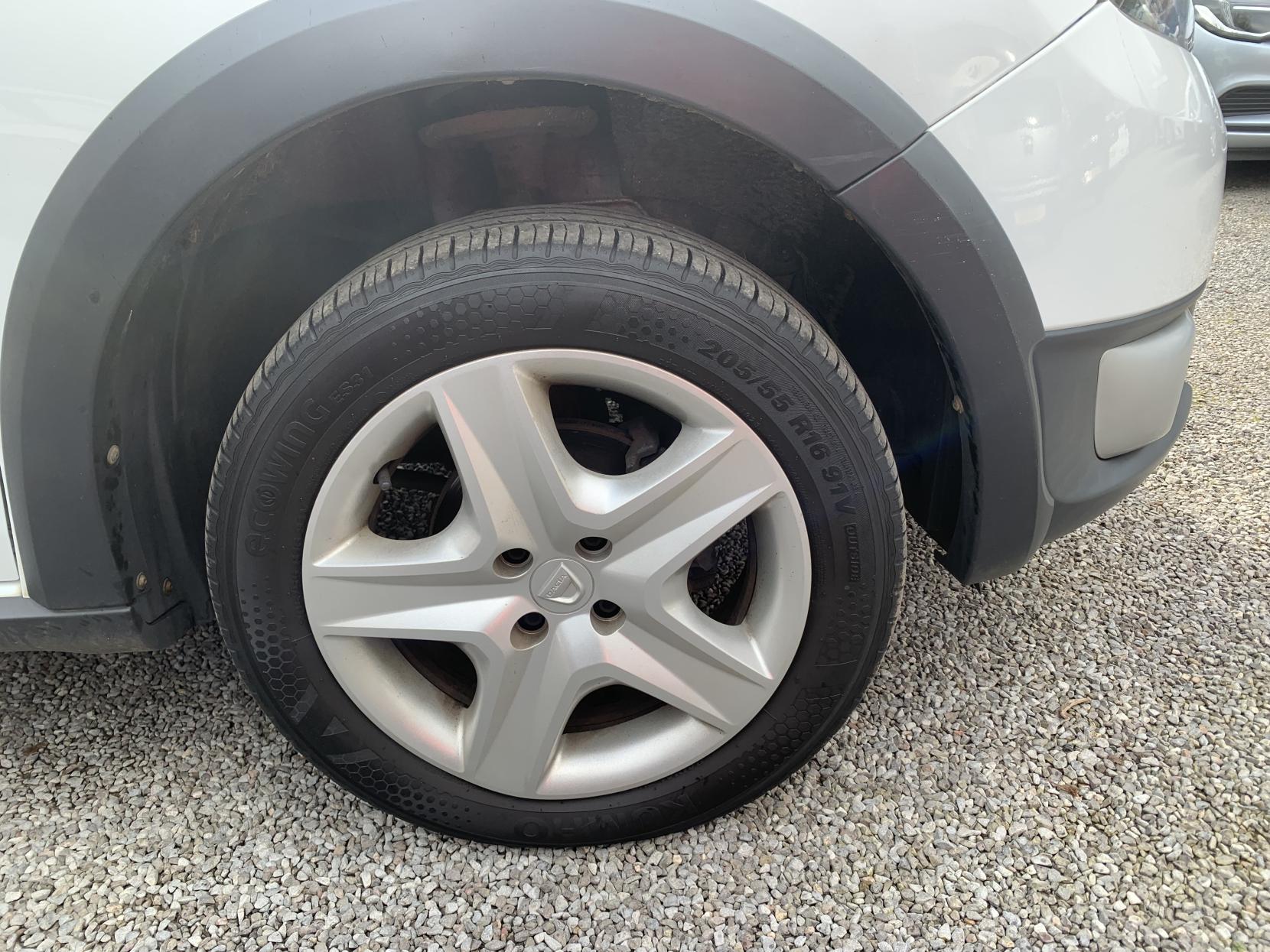 Dacia Sandero Stepway 0.9 TCe Laureate Hatchback 5dr Petrol Manual Euro 5 (90 ps)