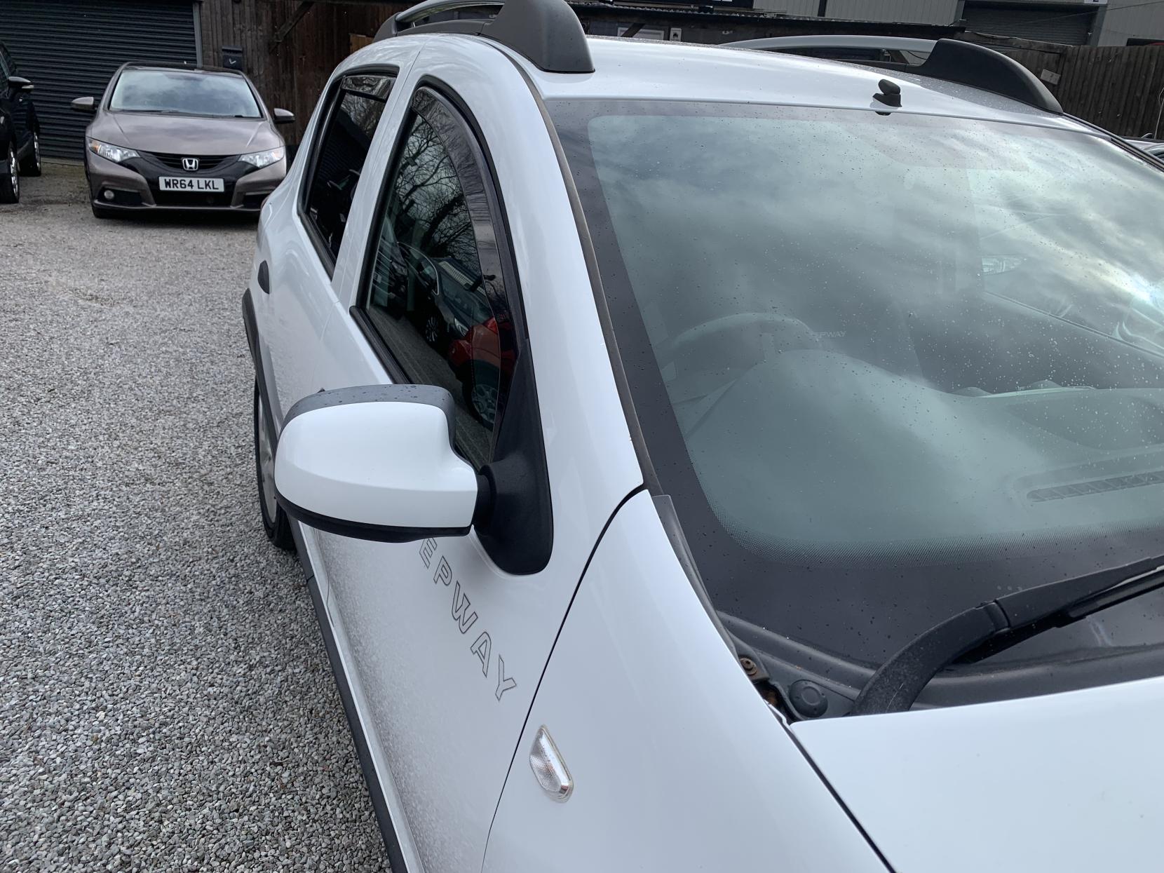 Dacia Sandero Stepway 0.9 TCe Laureate Hatchback 5dr Petrol Manual Euro 5 (90 ps)