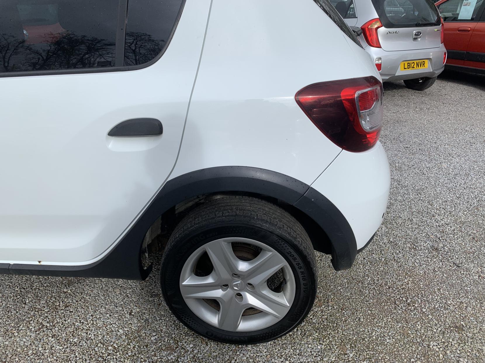 Dacia Sandero Stepway 0.9 TCe Laureate Hatchback 5dr Petrol Manual Euro 5 (90 ps)