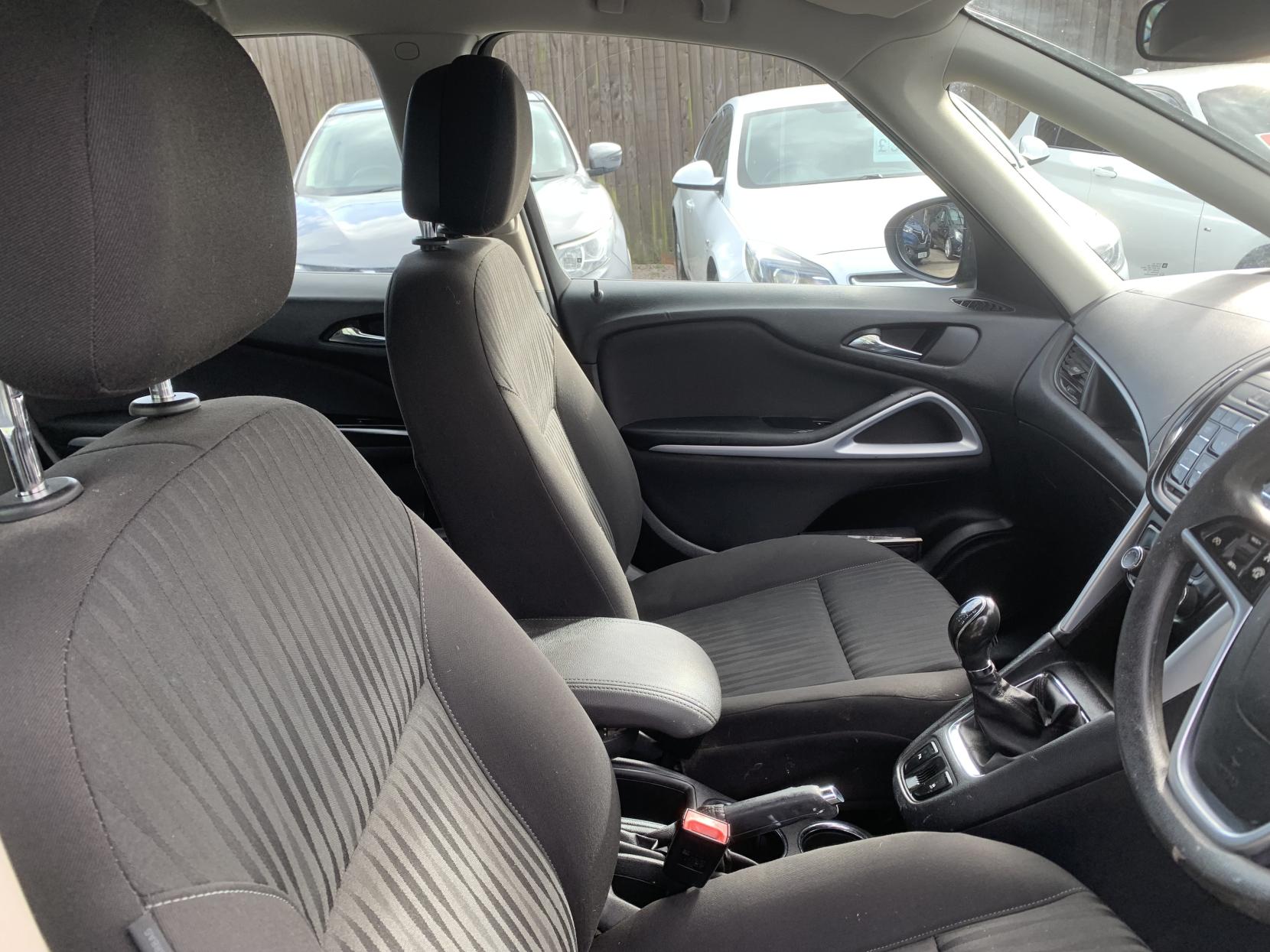 Vauxhall Zafira Tourer 1.4i Turbo Design MPV 5dr Petrol Manual Euro 6 (140 ps)