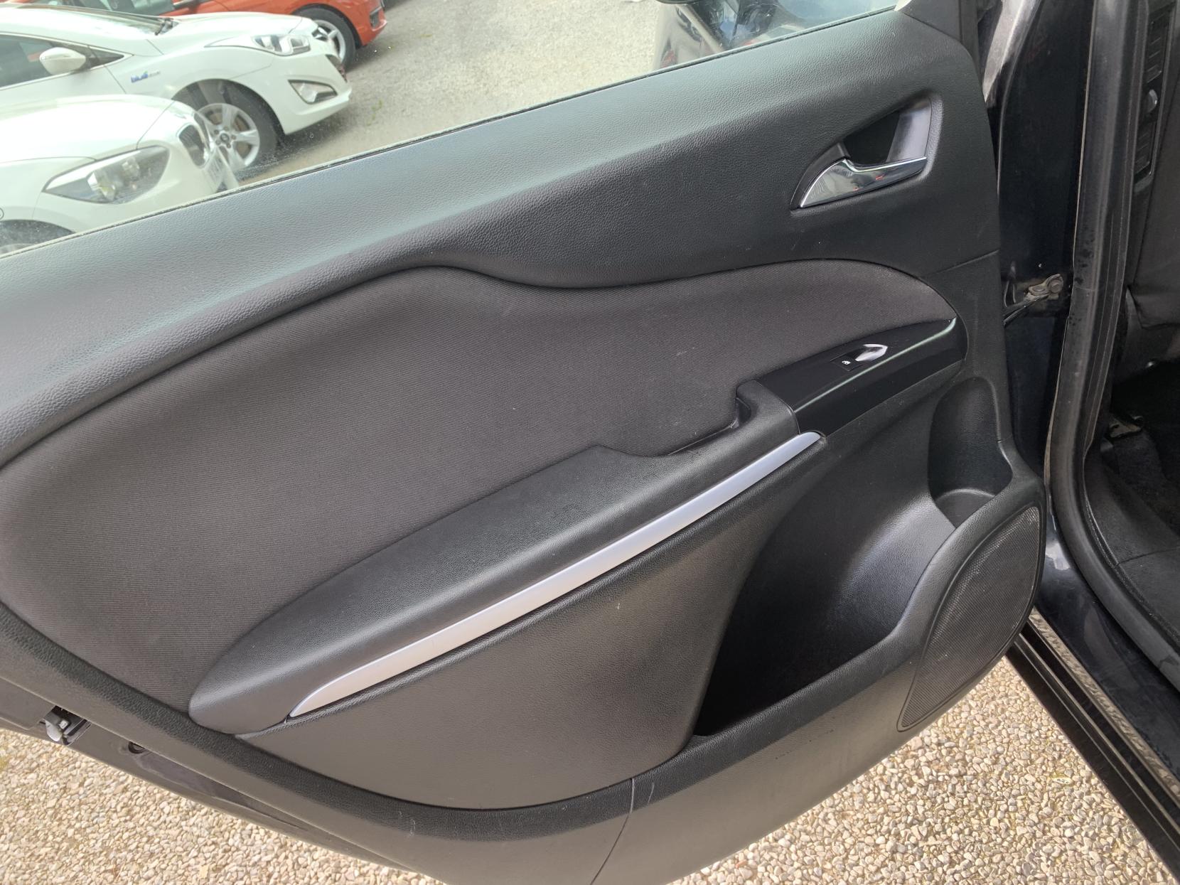 Vauxhall Zafira Tourer 1.4i Turbo Design MPV 5dr Petrol Manual Euro 6 (140 ps)