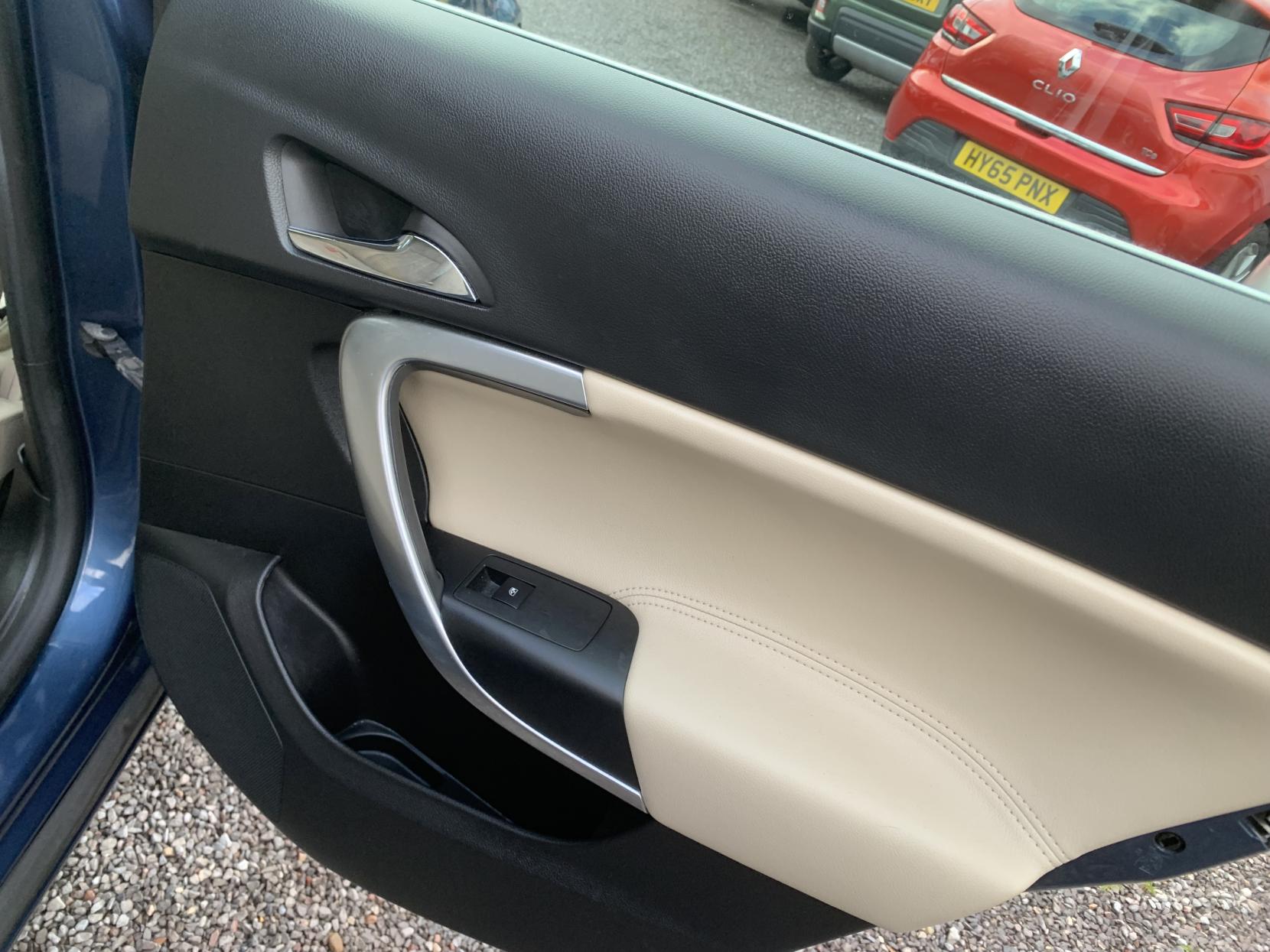 Vauxhall Insignia 2.0 CDTi Elite Nav Hatchback 5dr Diesel Auto Euro 5 (163 ps)