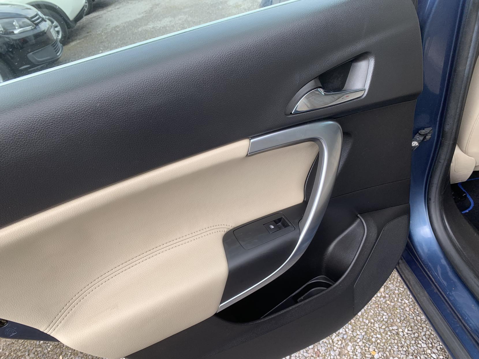 Vauxhall Insignia 2.0 CDTi Elite Nav Hatchback 5dr Diesel Auto Euro 5 (163 ps)