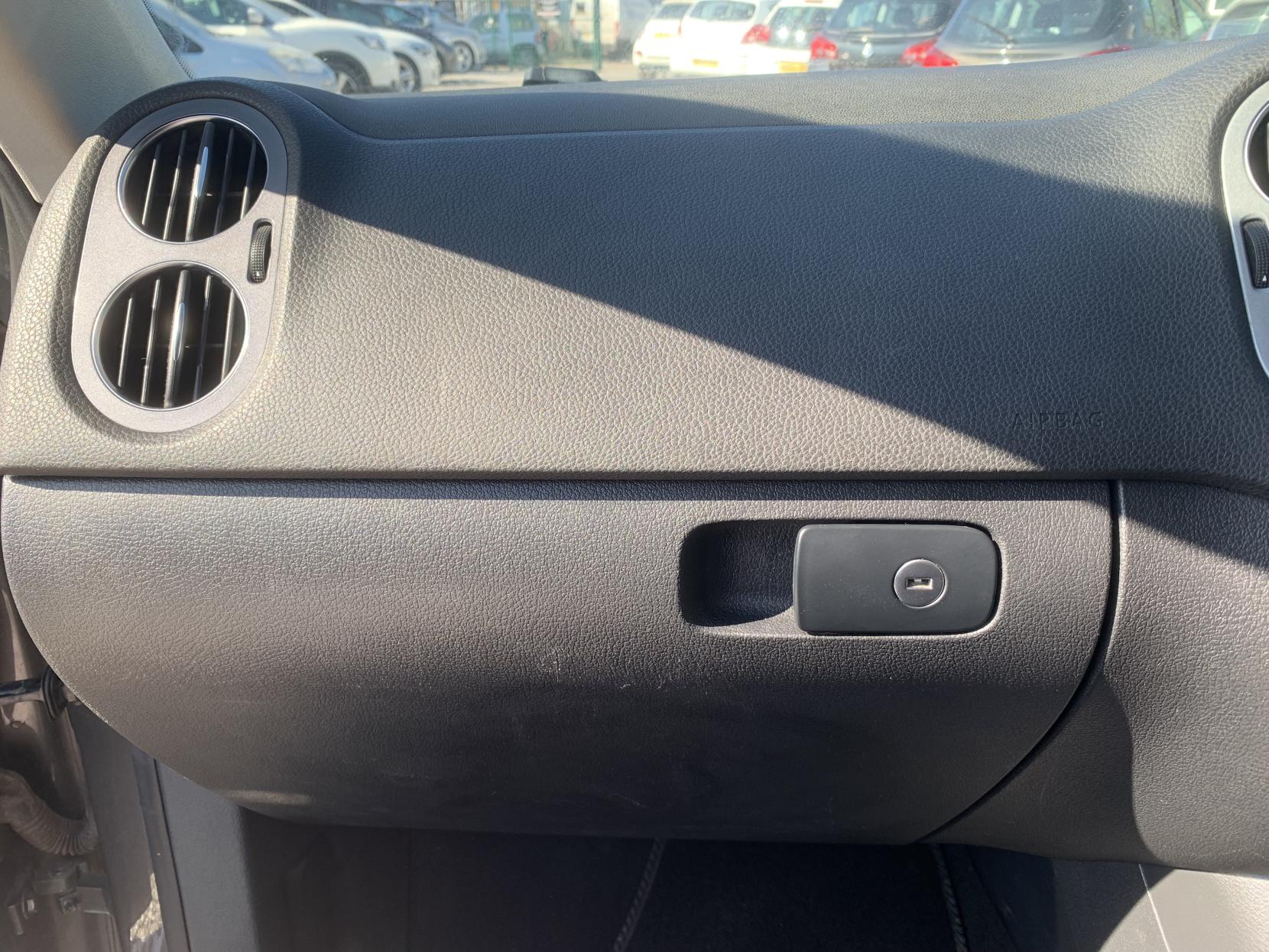 Volkswagen Tiguan 2.0 TDI BlueMotion Tech S SUV 5dr Diesel Manual 2WD Euro 5 (s/s) (110 ps)