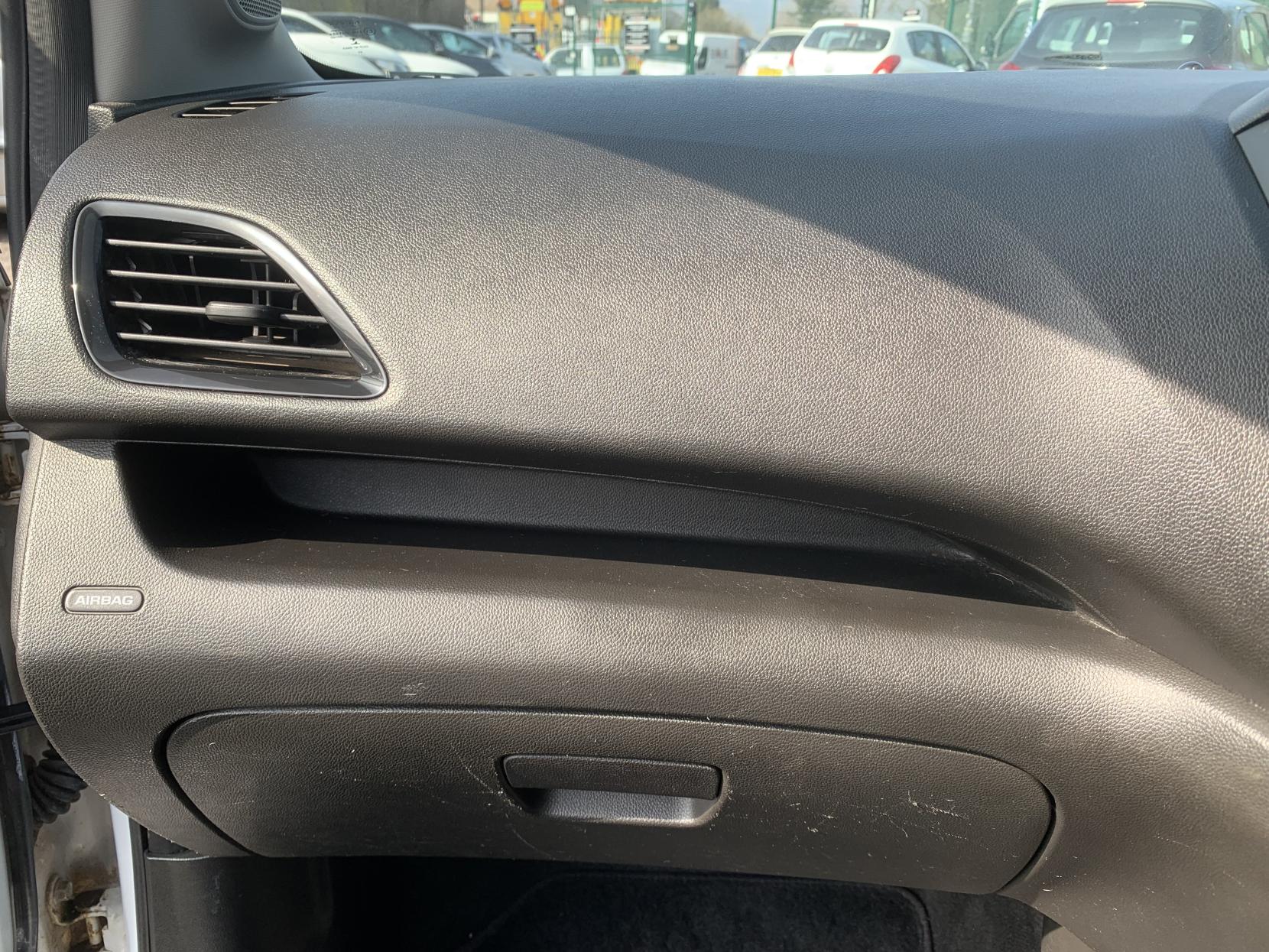 Vauxhall Viva 1.0i SE Hatchback 5dr Petrol Manual Euro 6 (a/c) (73 ps)