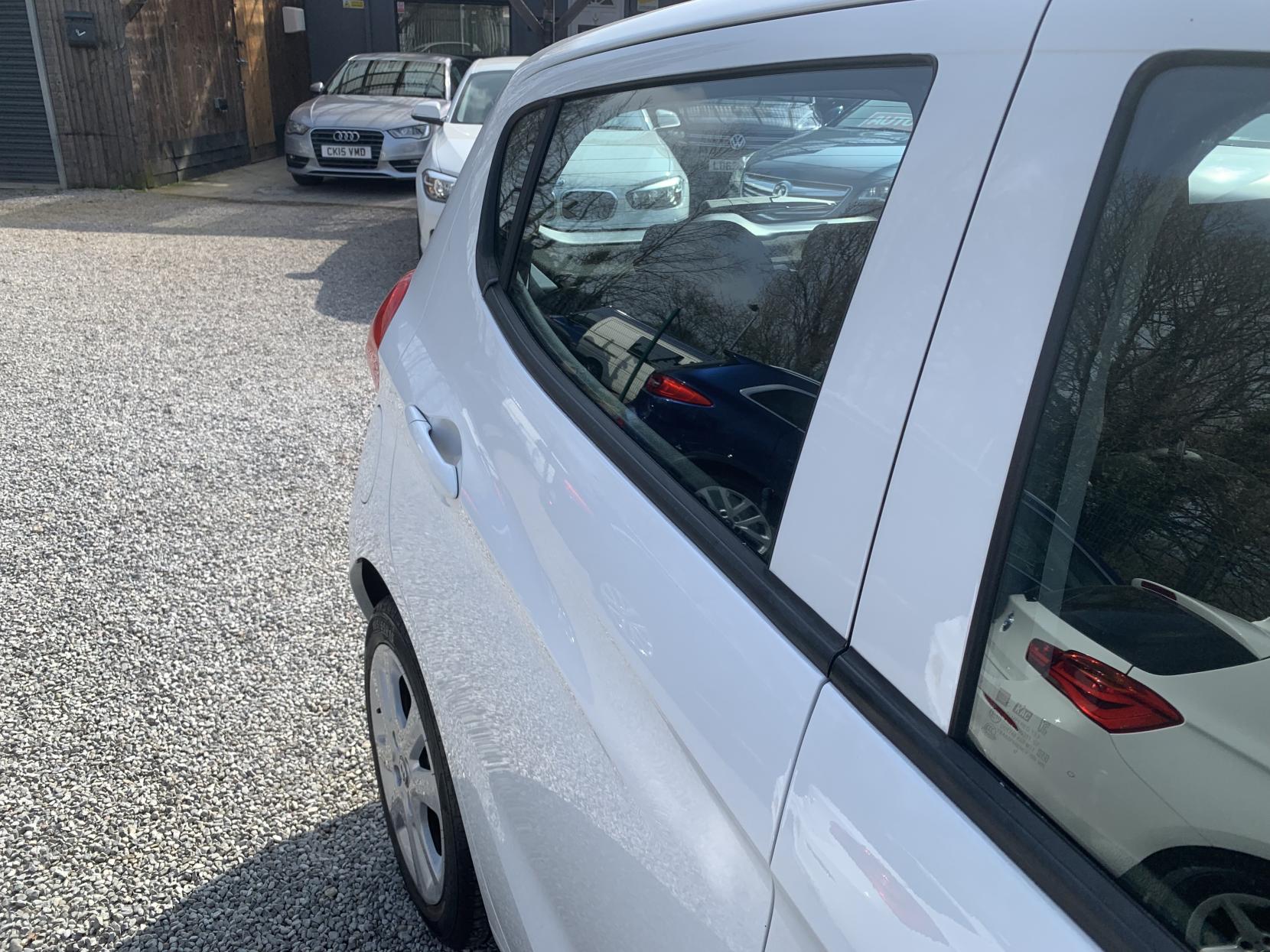 Vauxhall Viva 1.0i SE Hatchback 5dr Petrol Manual Euro 6 (a/c) (73 ps)