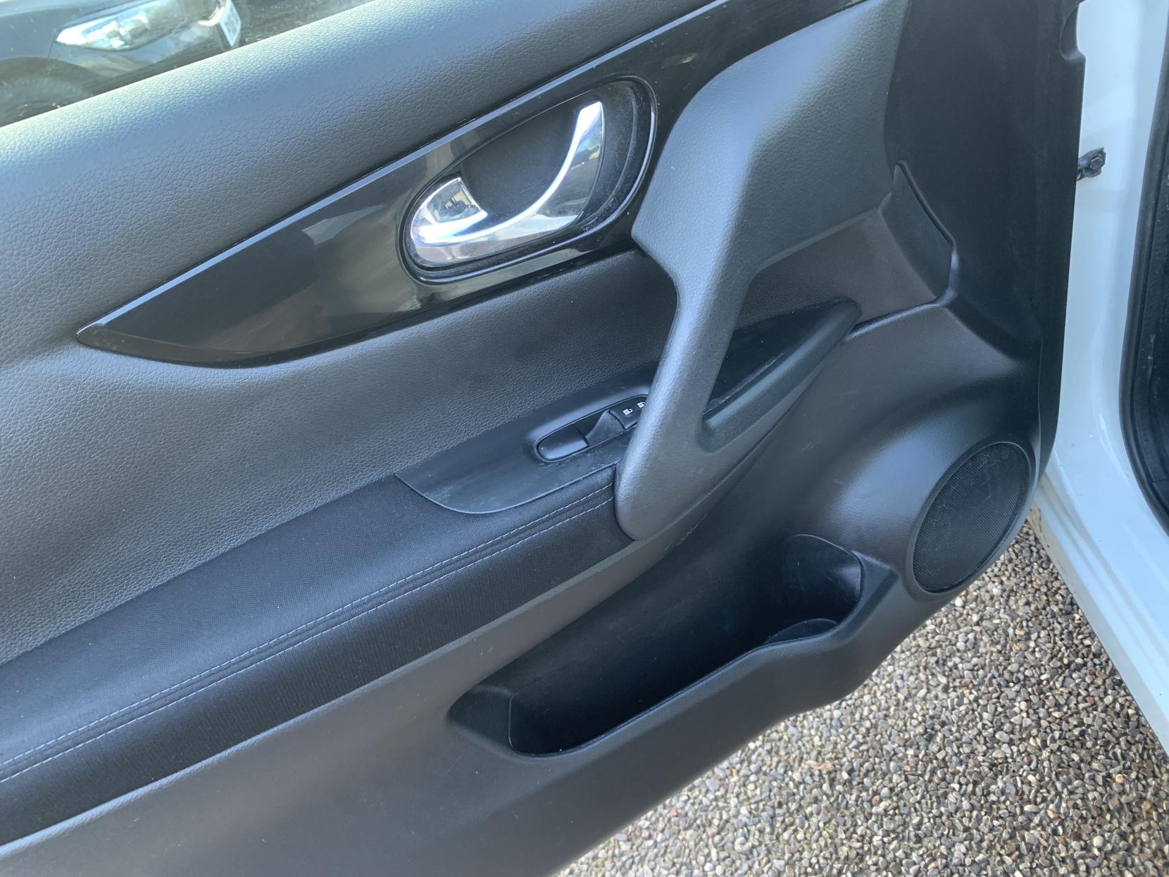 Nissan Qashqai 1.5 dCi N-Connecta SUV 5dr Diesel Manual 2WD Euro 6 (s/s) (110 ps)