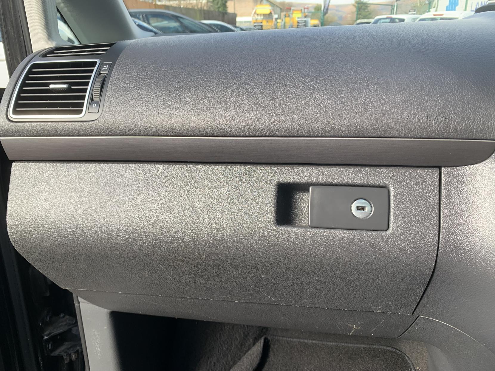 Volkswagen Touran 1.6 TDI BlueMotion Tech SE MPV 5dr Diesel DSG Euro 5 (s/s) (105 ps)