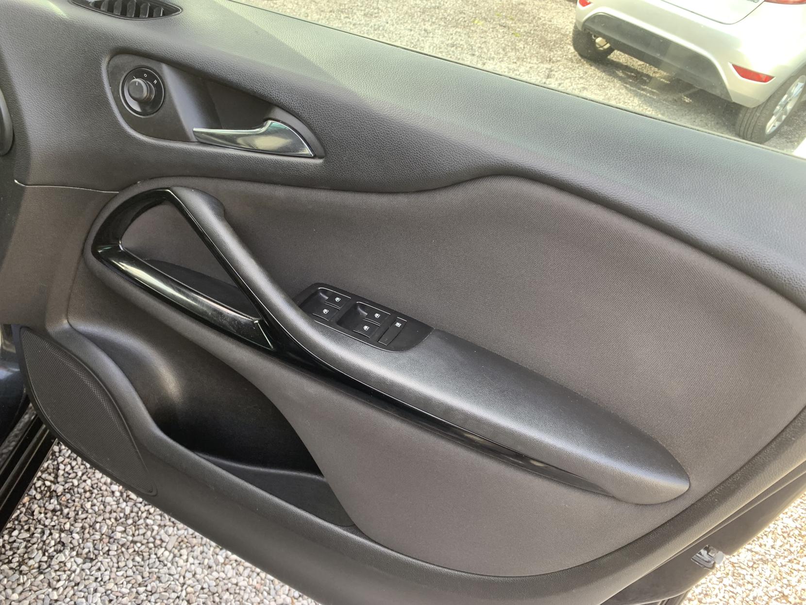 Vauxhall Zafira Tourer 1.4i Turbo SRi MPV 5dr Petrol Manual Euro 6 (140 ps)