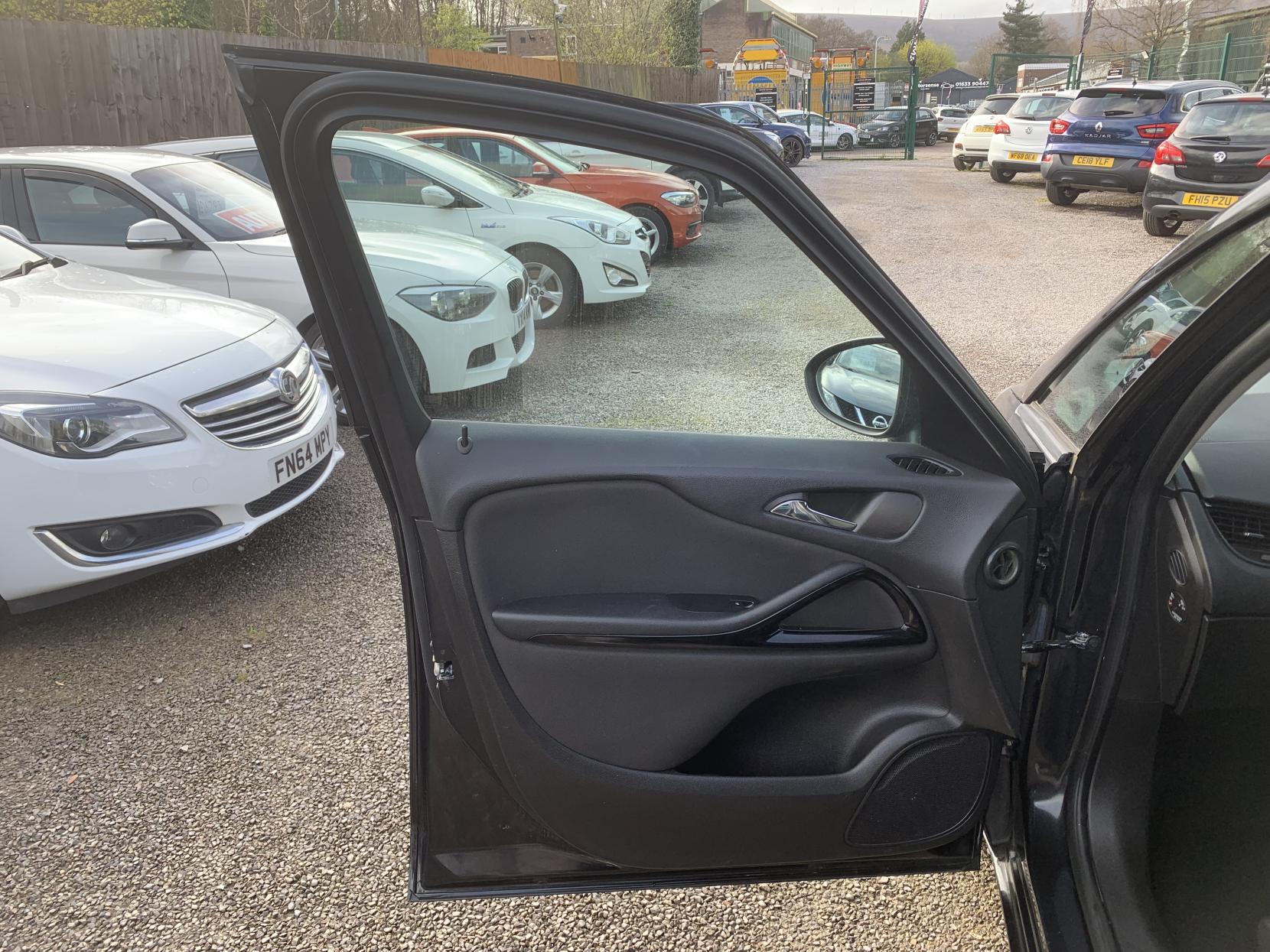 Vauxhall Zafira Tourer 1.4i Turbo SRi MPV 5dr Petrol Manual Euro 6 (140 ps)