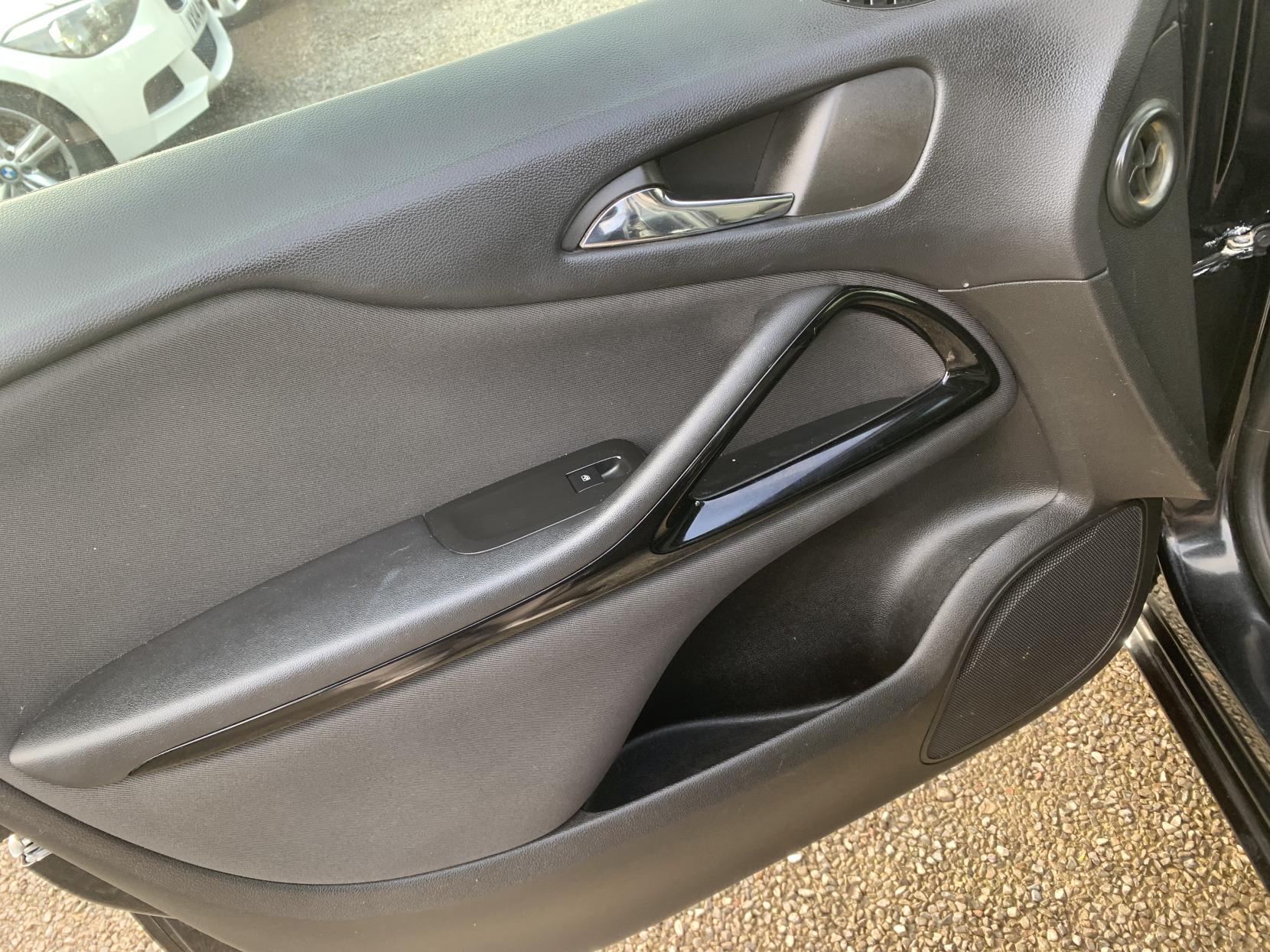 Vauxhall Zafira Tourer 1.4i Turbo SRi MPV 5dr Petrol Manual Euro 6 (140 ps)