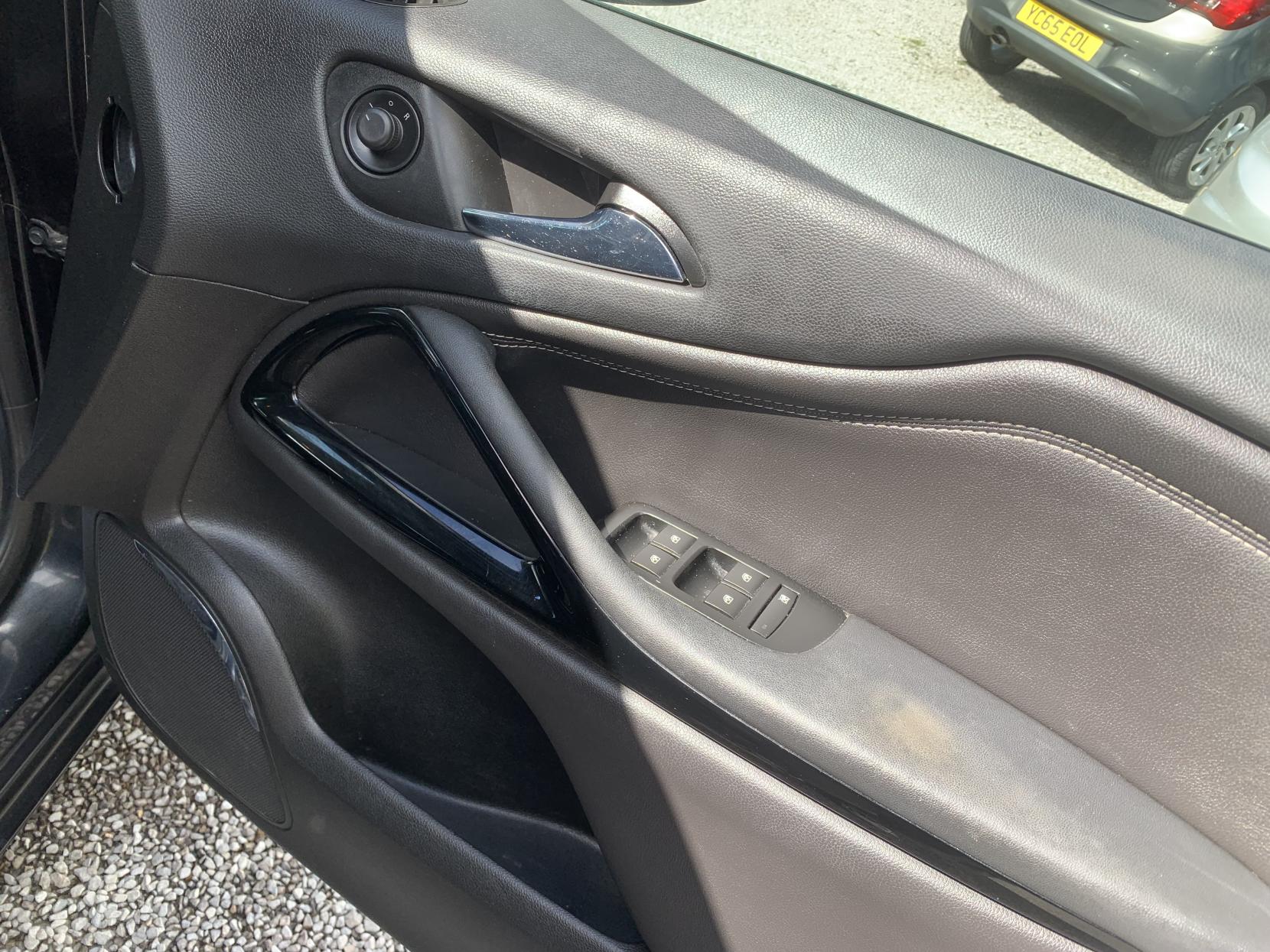 Vauxhall Zafira Tourer 1.4i Turbo SRi MPV 5dr Petrol Manual Euro 6 (140 ps)