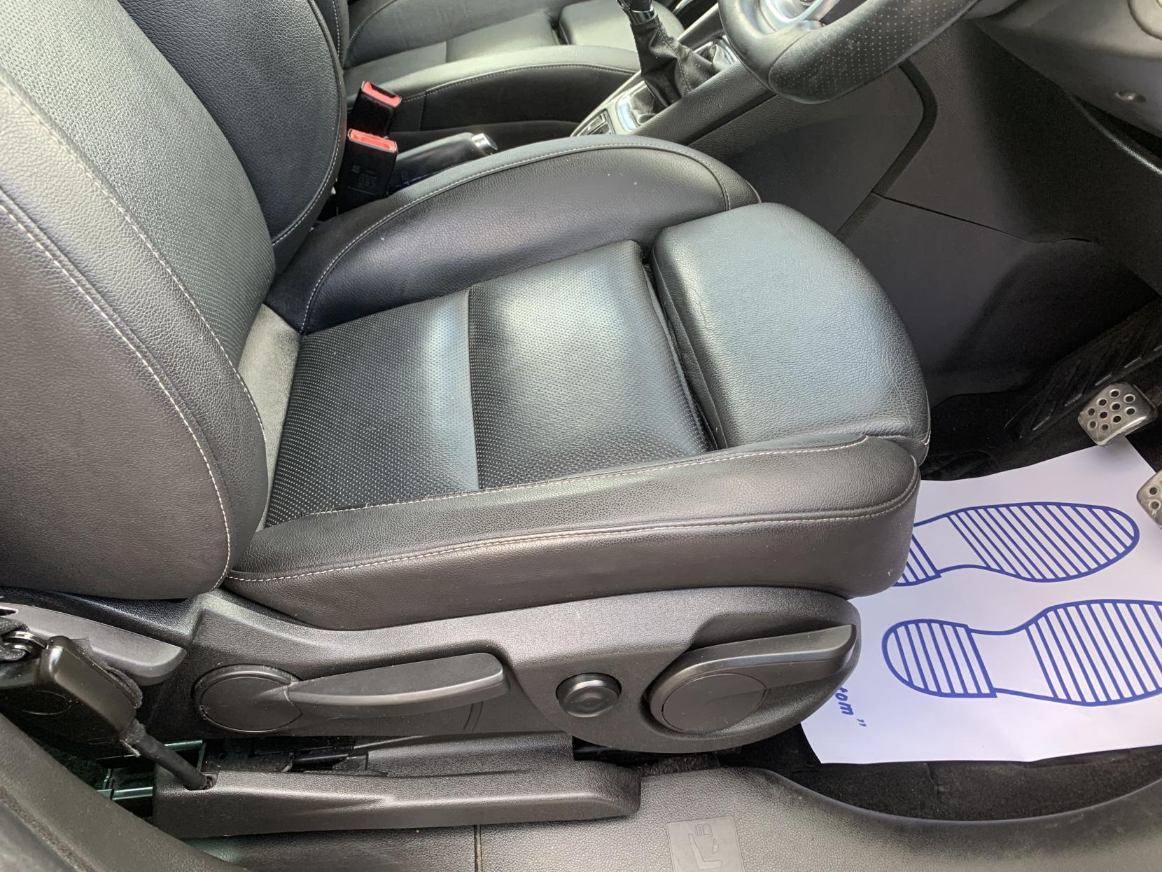 Vauxhall Zafira Tourer 1.4i Turbo SRi MPV 5dr Petrol Manual Euro 6 (140 ps)