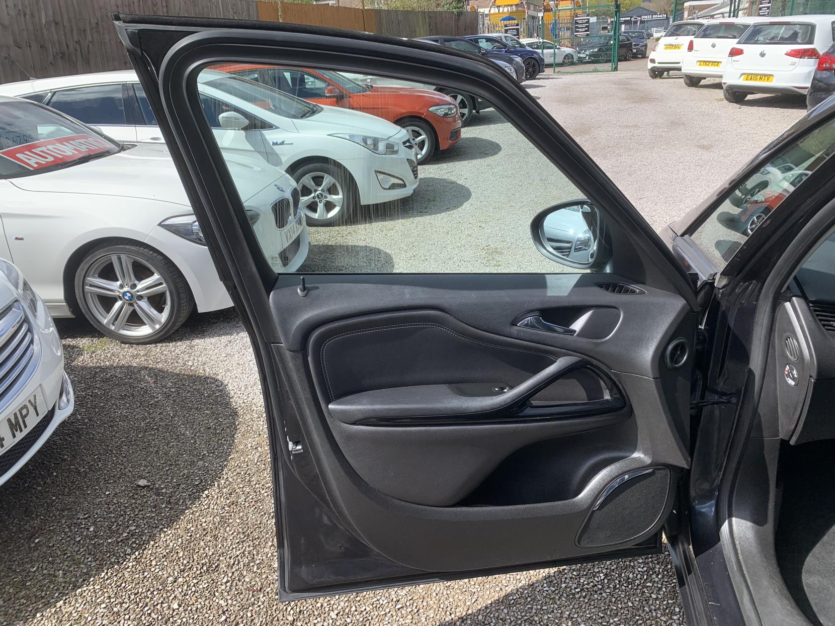 Vauxhall Zafira Tourer 1.4i Turbo SRi MPV 5dr Petrol Manual Euro 6 (140 ps)