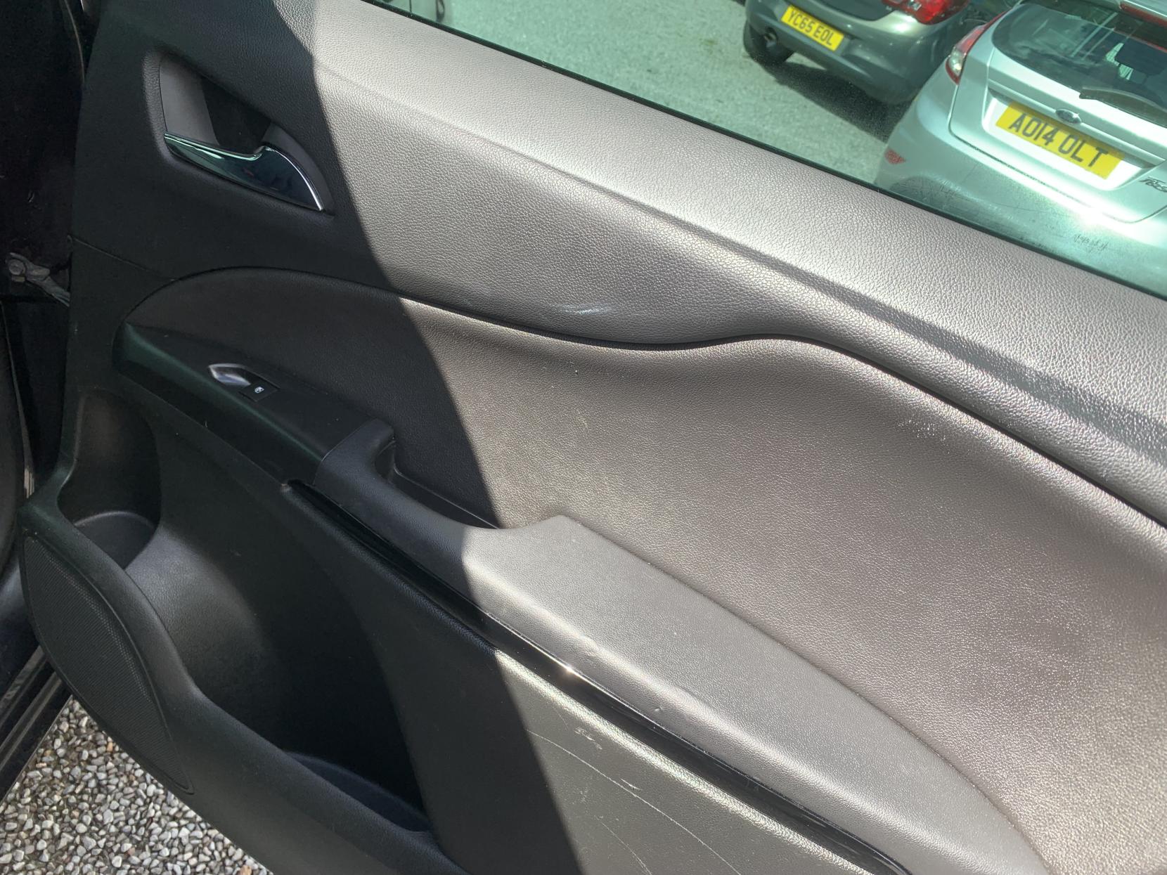 Vauxhall Zafira Tourer 1.4i Turbo SRi MPV 5dr Petrol Manual Euro 6 (140 ps)