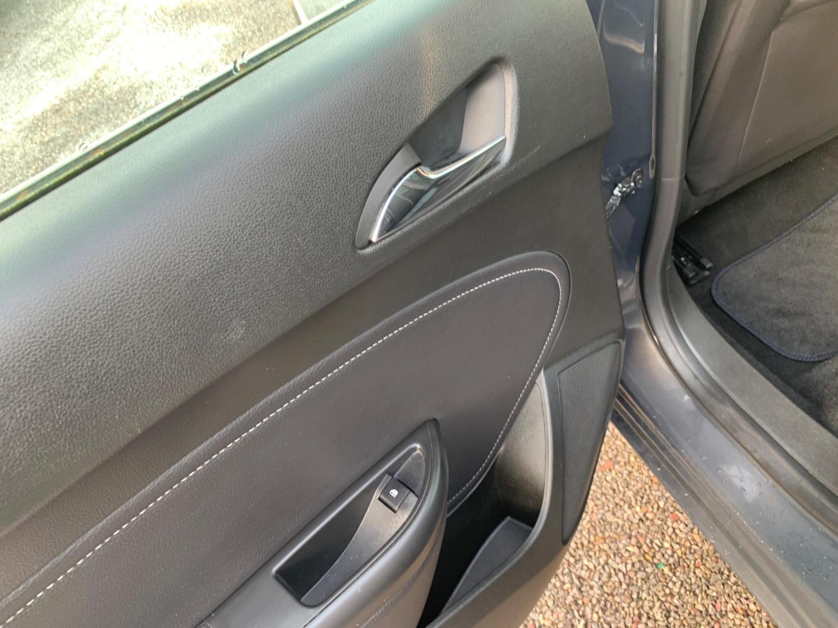 Vauxhall Astra 2.0 CDTi ecoFLEX Elite Euro 5 (s/s) 5dr