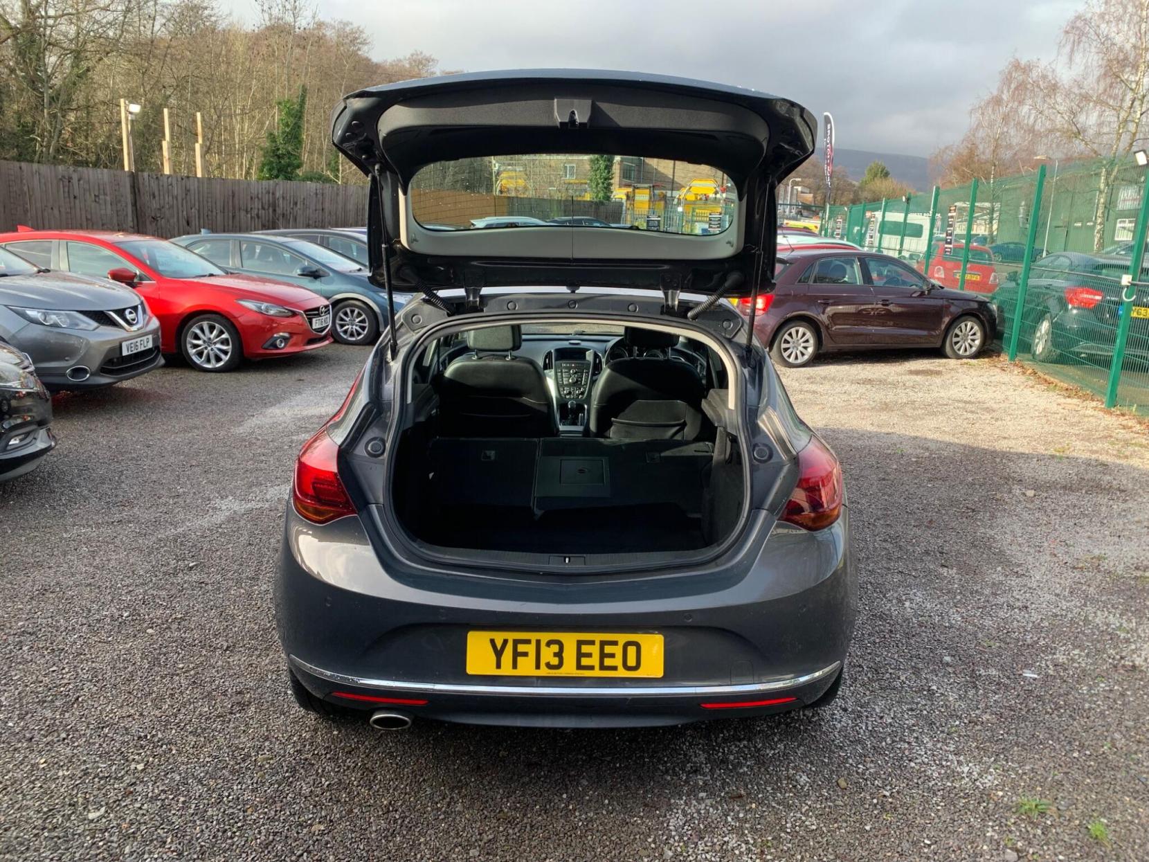 Vauxhall Astra 2.0 CDTi ecoFLEX Elite Euro 5 (s/s) 5dr