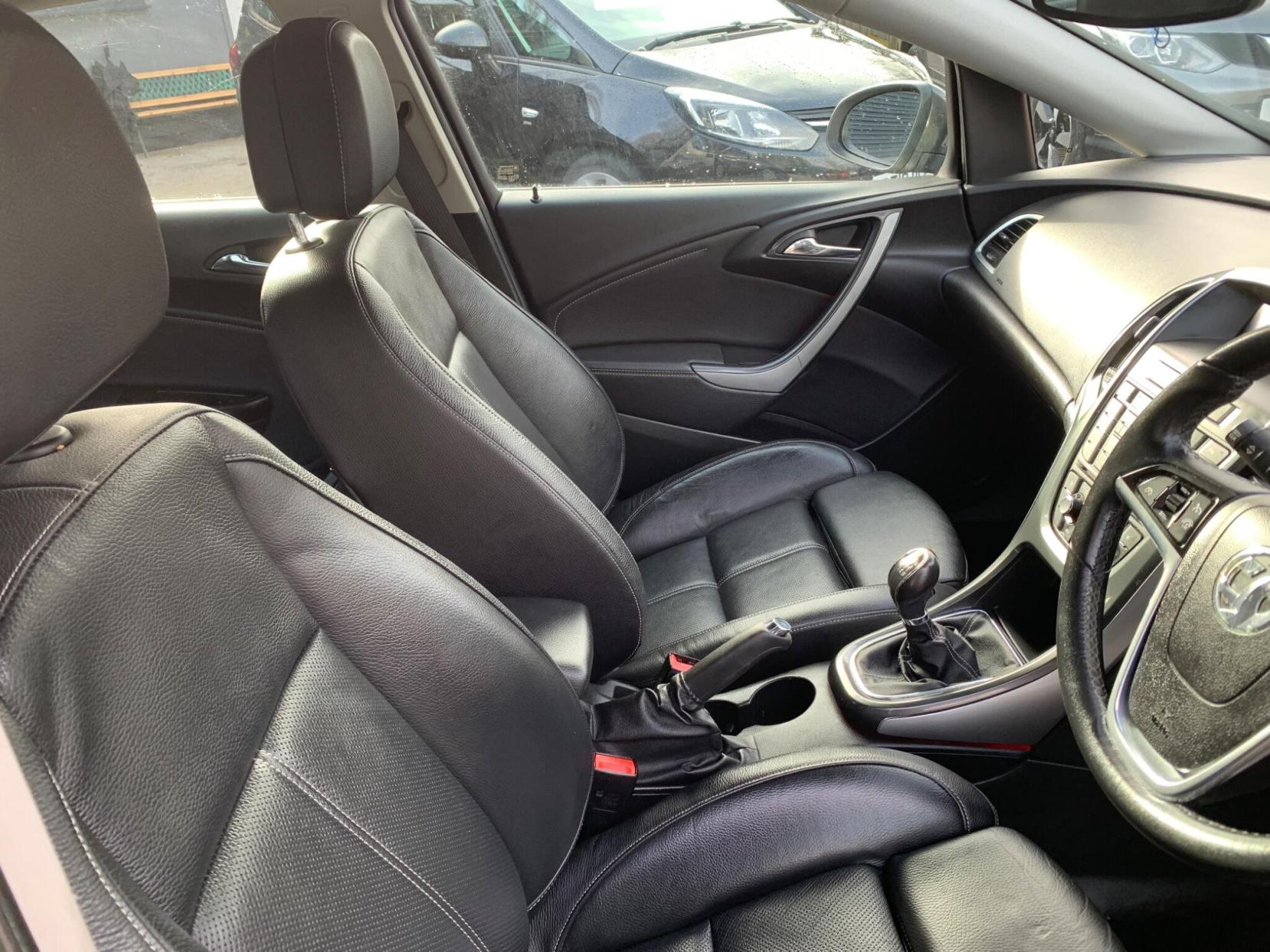 Vauxhall Astra 2.0 CDTi ecoFLEX Elite Euro 5 (s/s) 5dr