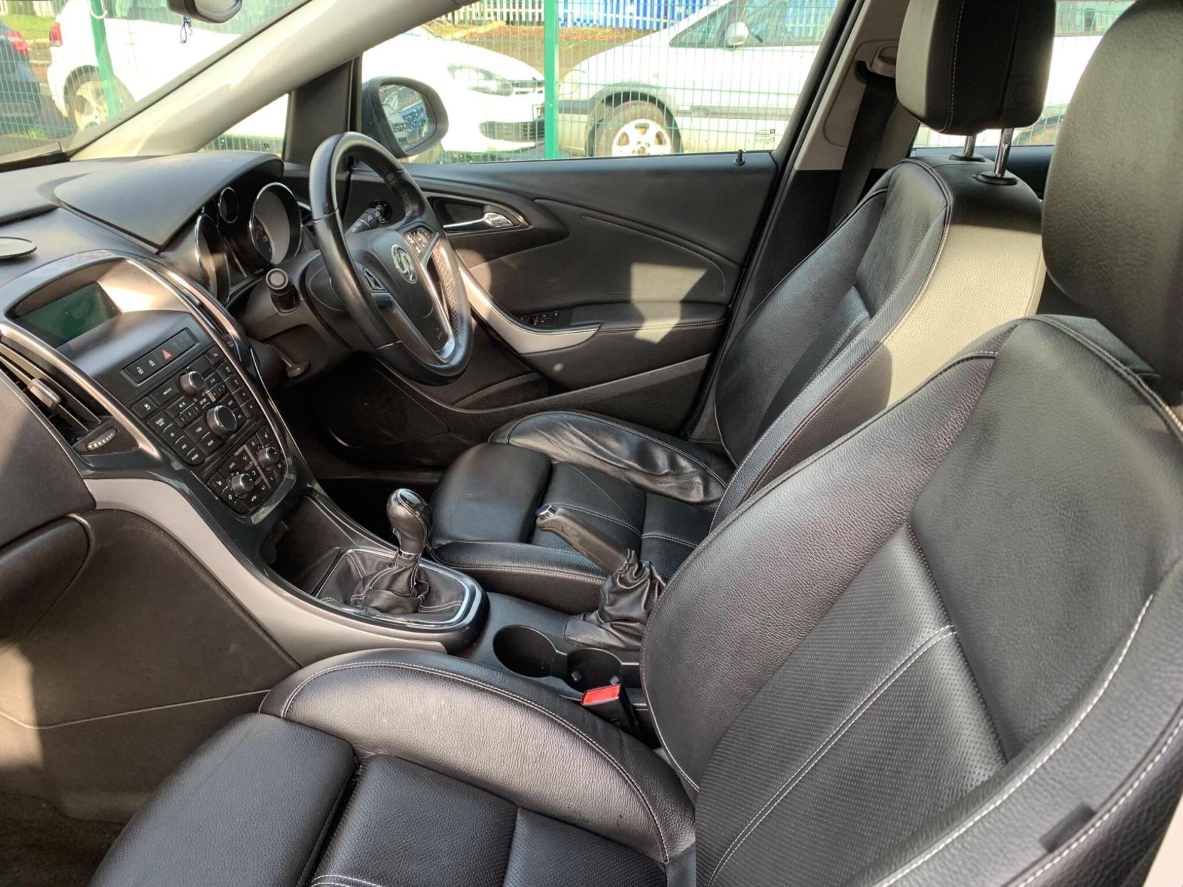 Vauxhall Astra 2.0 CDTi ecoFLEX Elite Euro 5 (s/s) 5dr