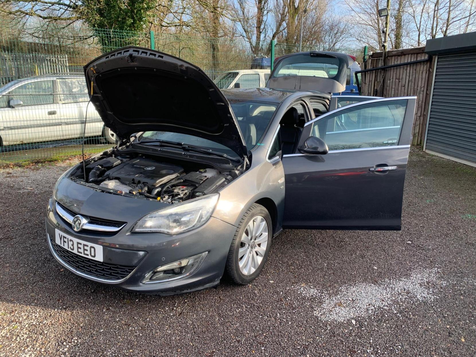 Vauxhall Astra 2.0 CDTi ecoFLEX Elite Euro 5 (s/s) 5dr