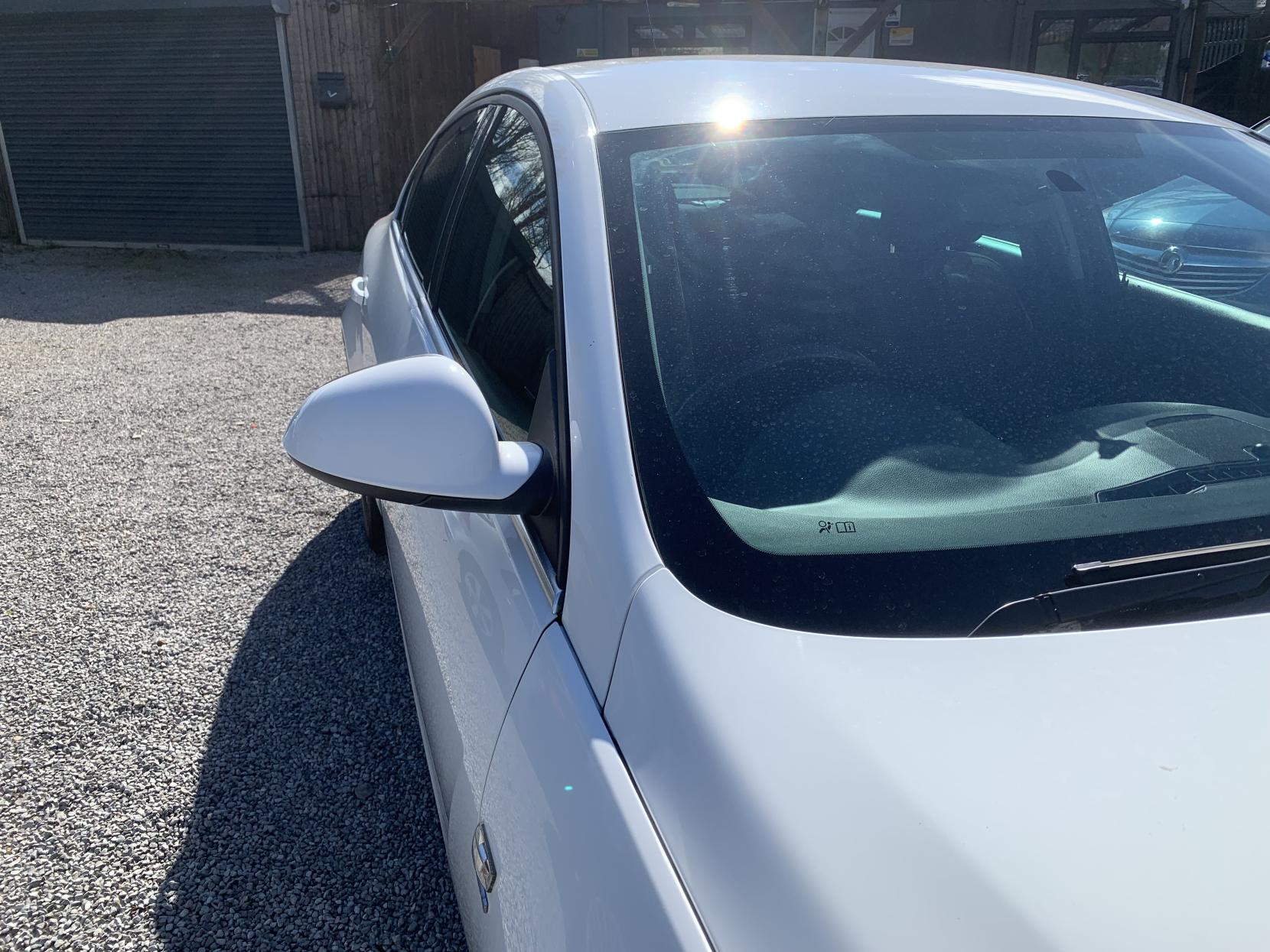 Vauxhall Insignia 2.0 CDTi ecoFLEX SRi Hatchback 5dr Diesel Manual Euro 5 (s/s) (140 ps)