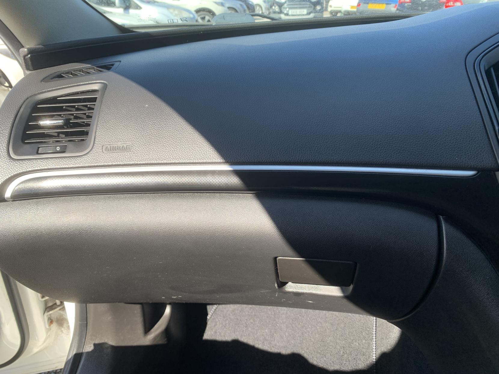 Vauxhall Insignia 2.0 CDTi ecoFLEX SRi Hatchback 5dr Diesel Manual Euro 5 (s/s) (140 ps)